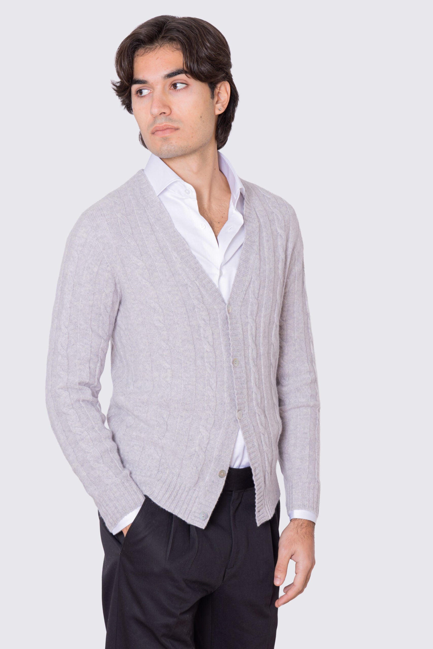 Cardigan grigio in lana grossa e cashmere 5 bottoni con treccia costruzione tubolare senza cuciture rifinito a mano Finezza 7
