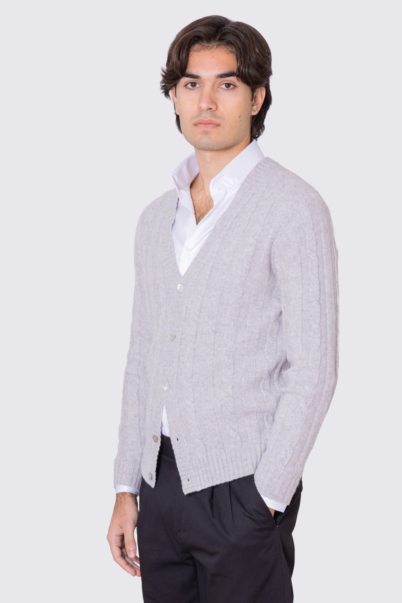 Cardigan grigio in lana grossa e cashmere 5 bottoni con treccia costruzione tubolare senza cuciture rifinito a mano Finezza 7