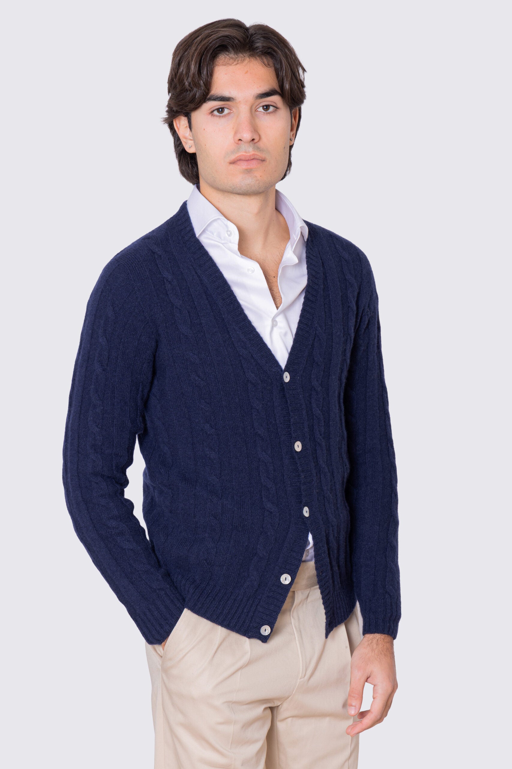 Cardigan Blu in lana grossa e cashmere 5 bottoni con treccia costruzione tubolare senza cuciture rifinito a mano Finezza 7