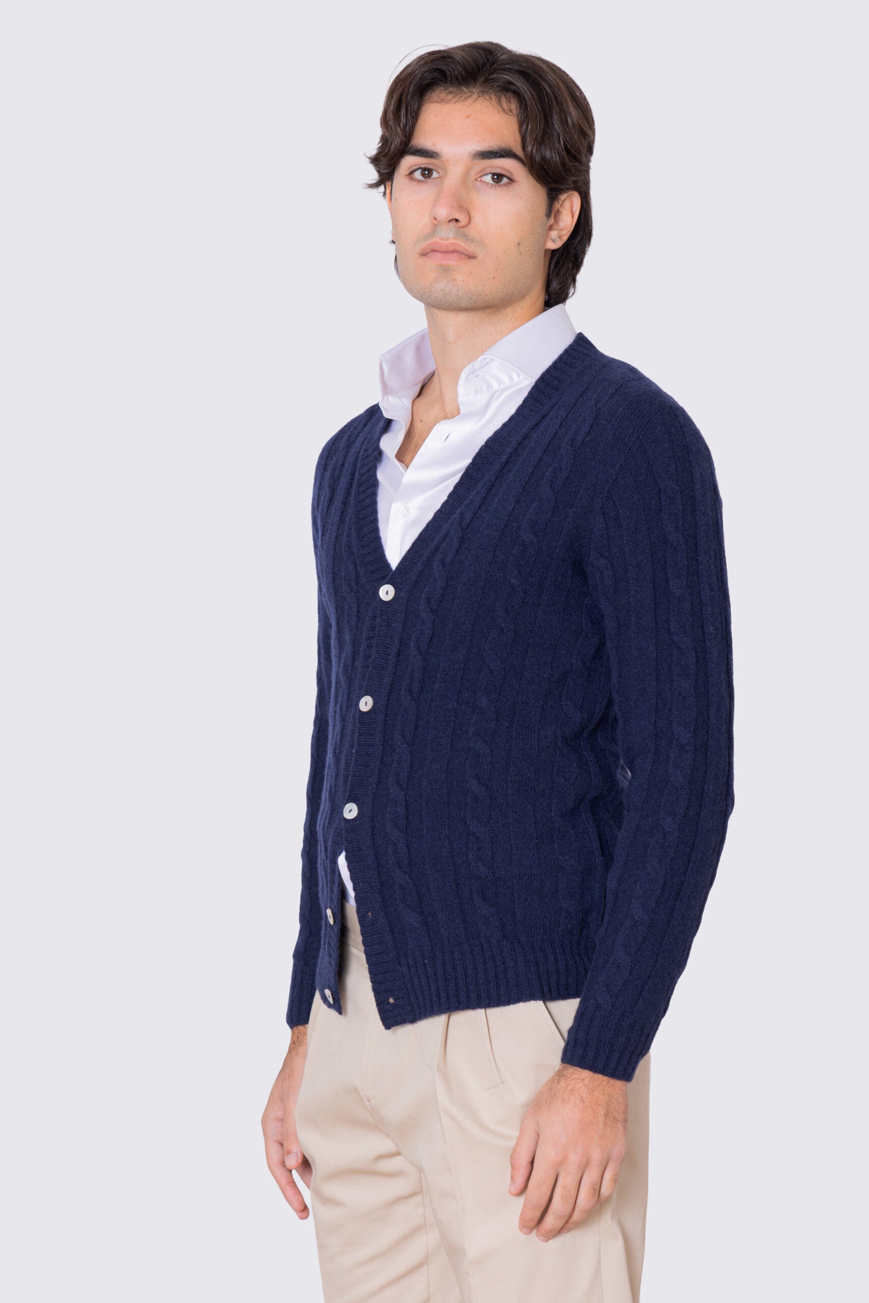 Cardigan Blu in lana grossa e cashmere 5 bottoni con treccia costruzione tubolare senza cuciture rifinito a mano Finezza 7