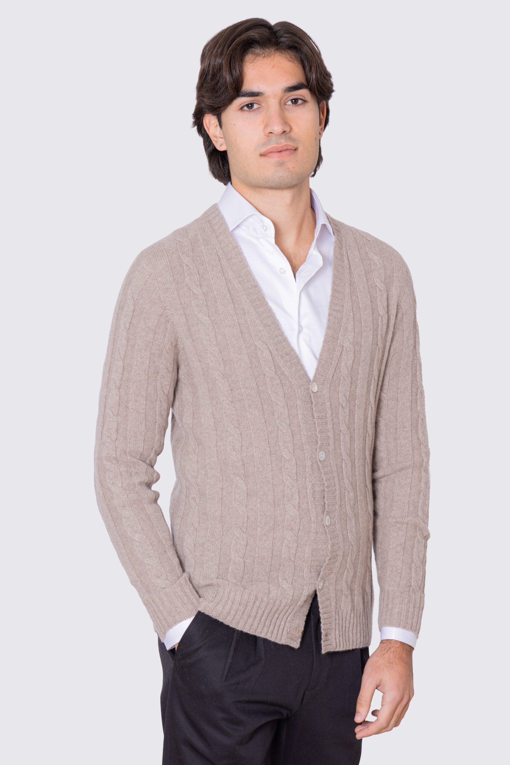 Cardigan Beige in lana grossa e cashmere 5 bottoni con treccia costruzione tubolare senza cuciture rifinito a mano Finezza 7