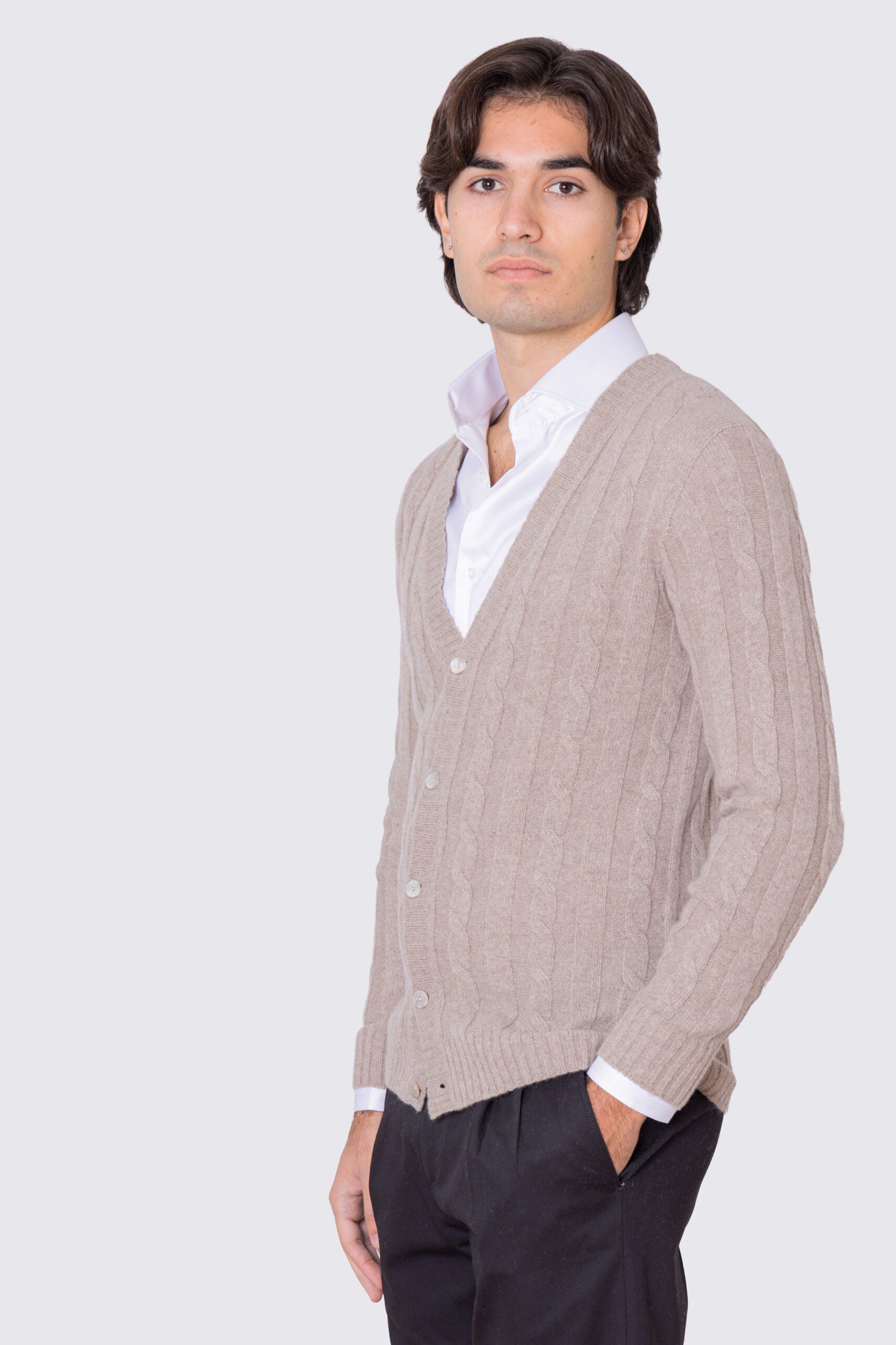Cardigan Beige in lana grossa e cashmere 5 bottoni con treccia costruzione tubolare senza cuciture rifinito a mano Finezza 7