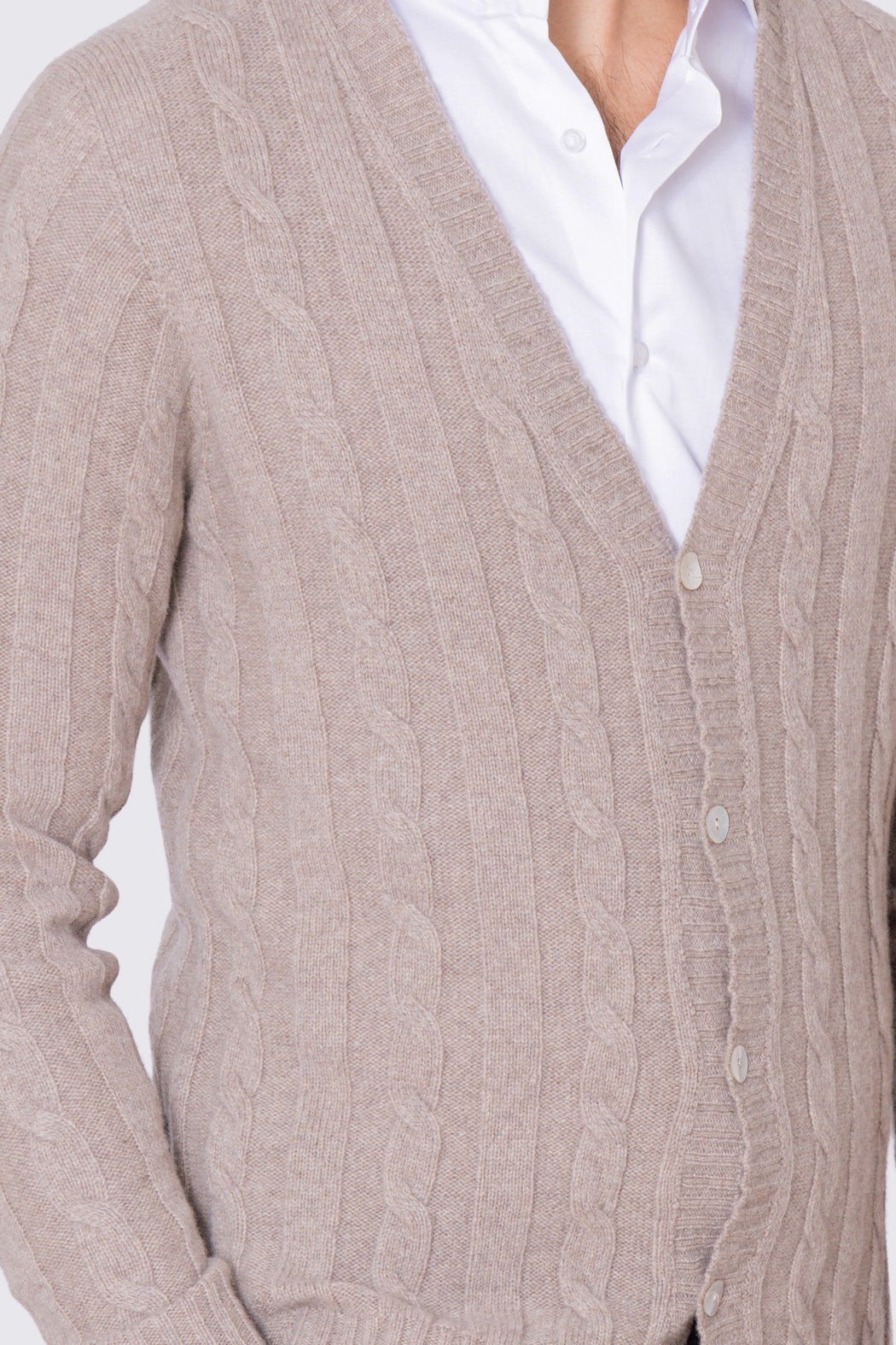 Cardigan Beige in lana grossa e cashmere 5 bottoni con treccia costruzione tubolare senza cuciture rifinito a mano Finezza 7