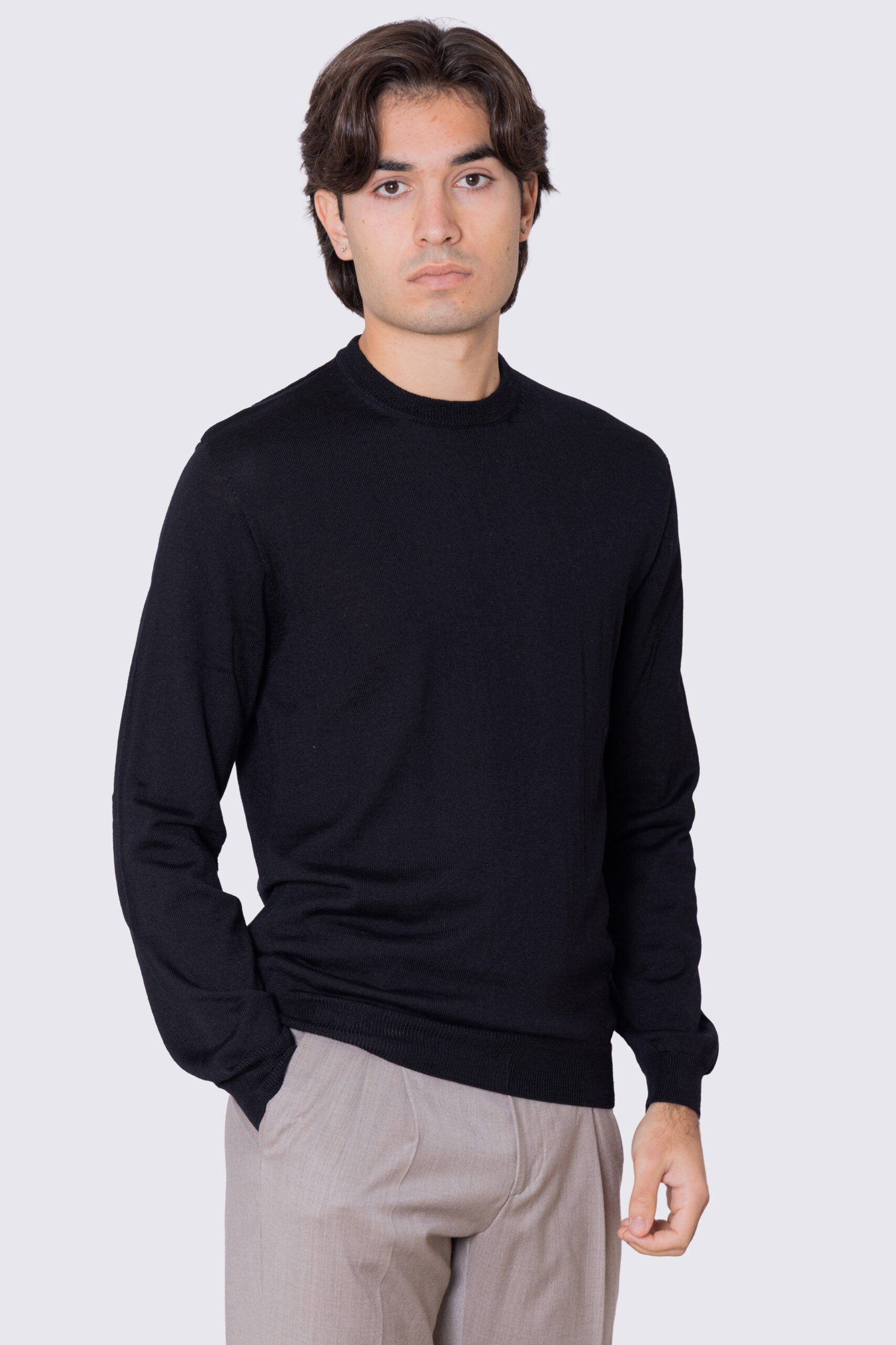 Maglione girocollo Nero in lana merinos 100% costruzione tubolare senza cuciture rifinito a mano tinta unita con elastici sulle maniche e sul fondo Finezza 12 .