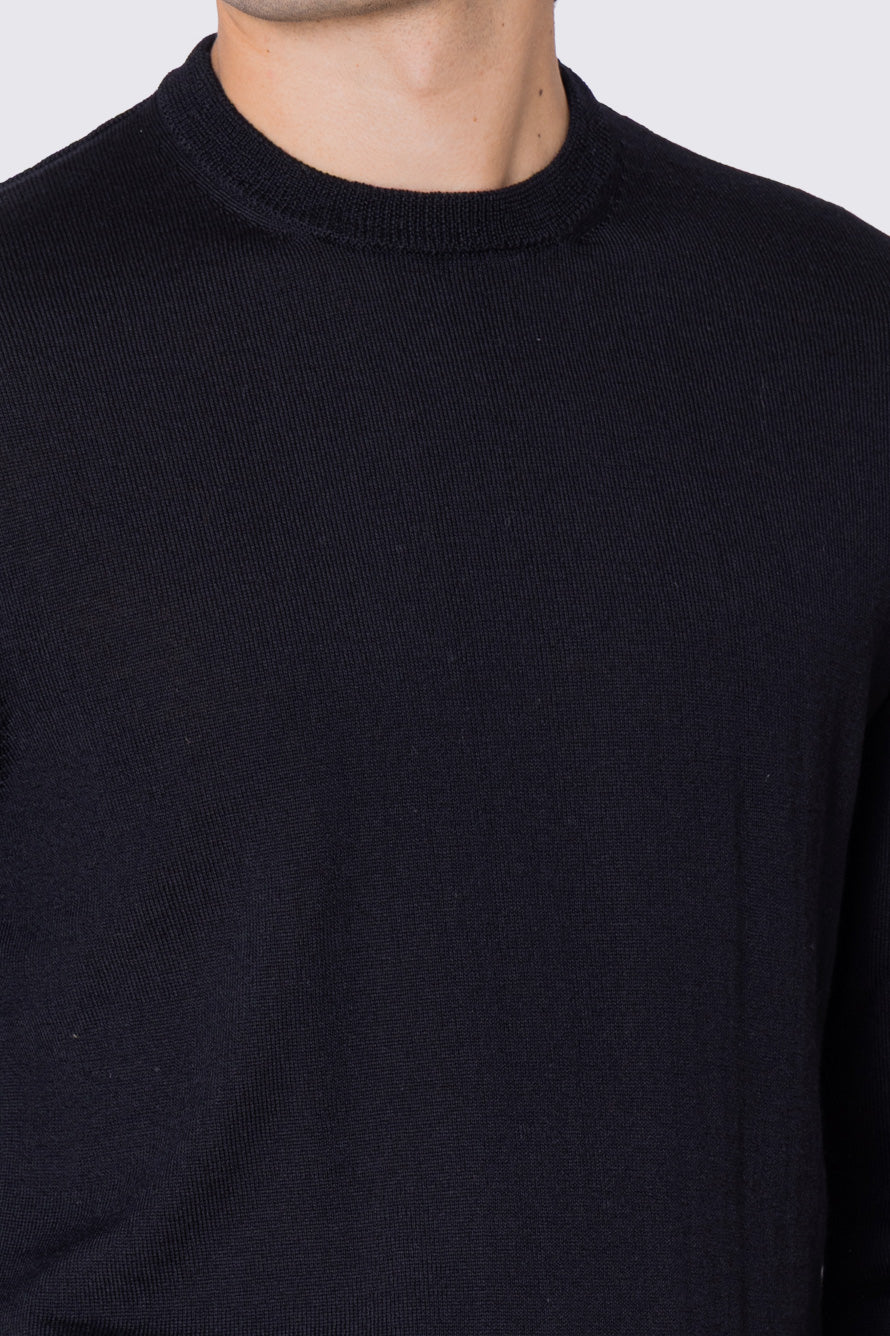 Maglione girocollo Nero in lana merinos 100% costruzione tubolare senza cuciture rifinito a mano tinta unita con elastici sulle maniche e sul fondo Finezza 12 .
