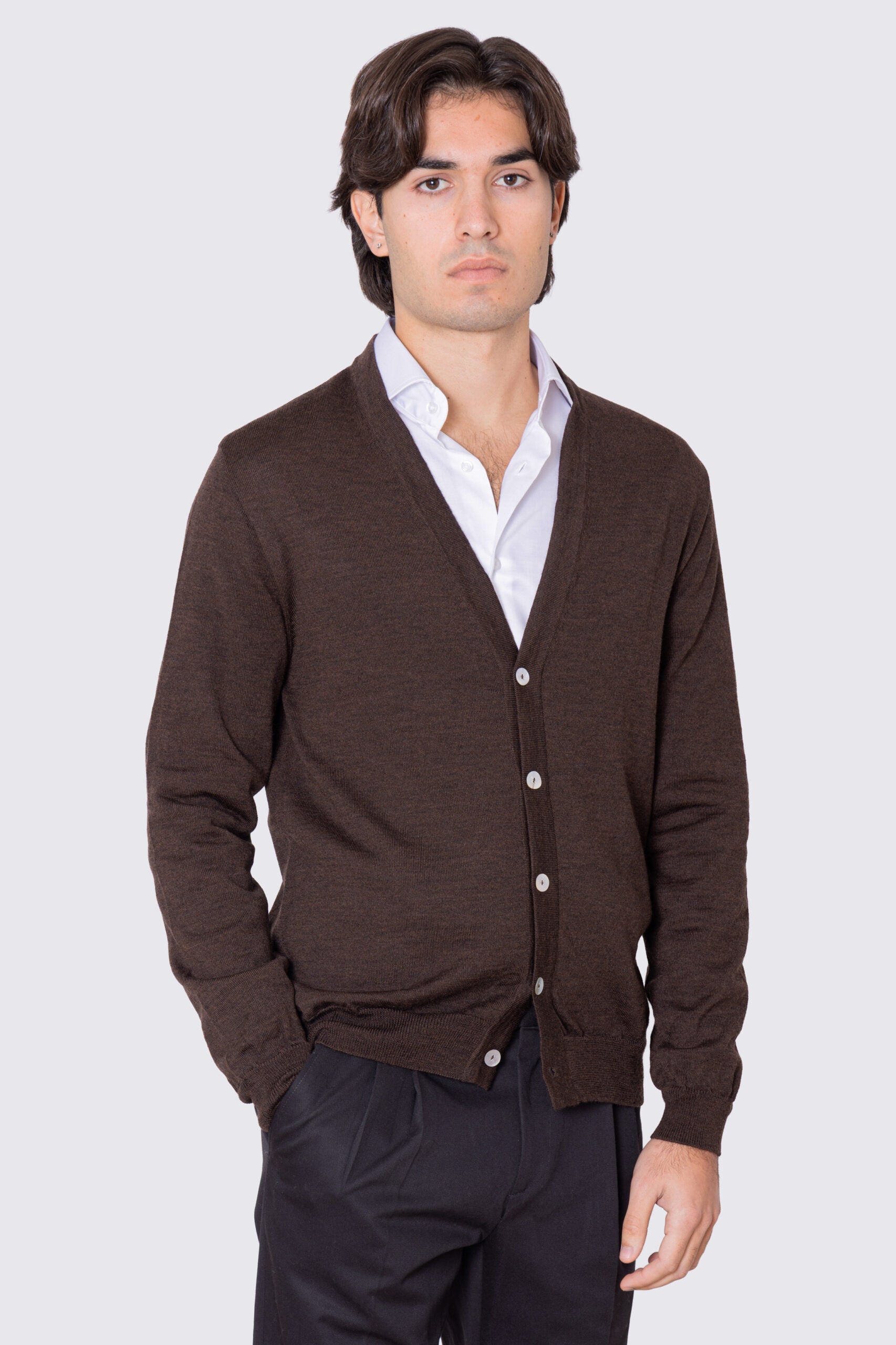 Cardigan marrone scollo a v in lana merinos 100% costruzione tubolare senza cuciture rifinito a mano tinta unita con elastici sulle maniche e sul fondo Finezza 12 .