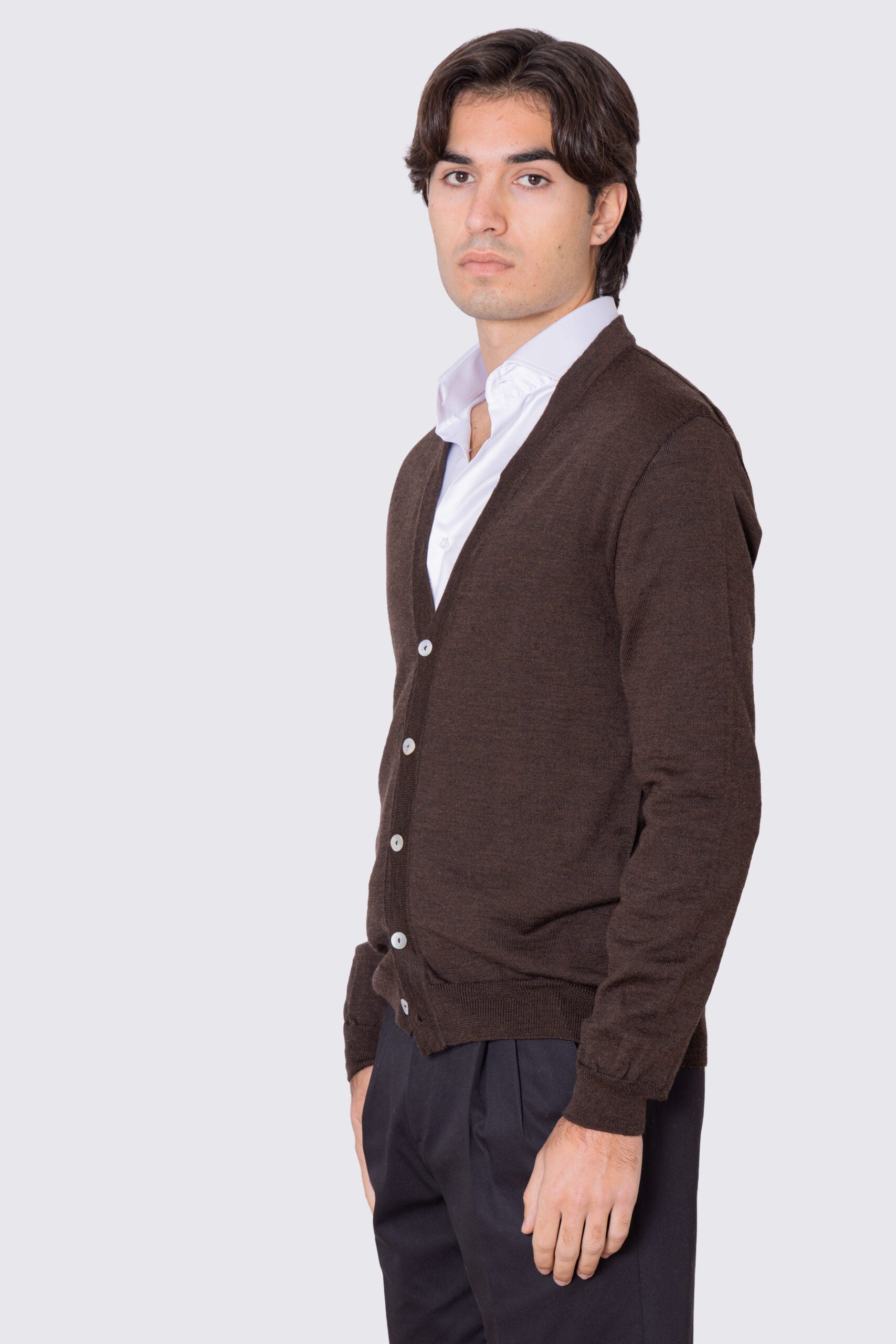 Cardigan marrone scollo a v in lana merinos 100% costruzione tubolare senza cuciture rifinito a mano tinta unita con elastici sulle maniche e sul fondo Finezza 12 .
