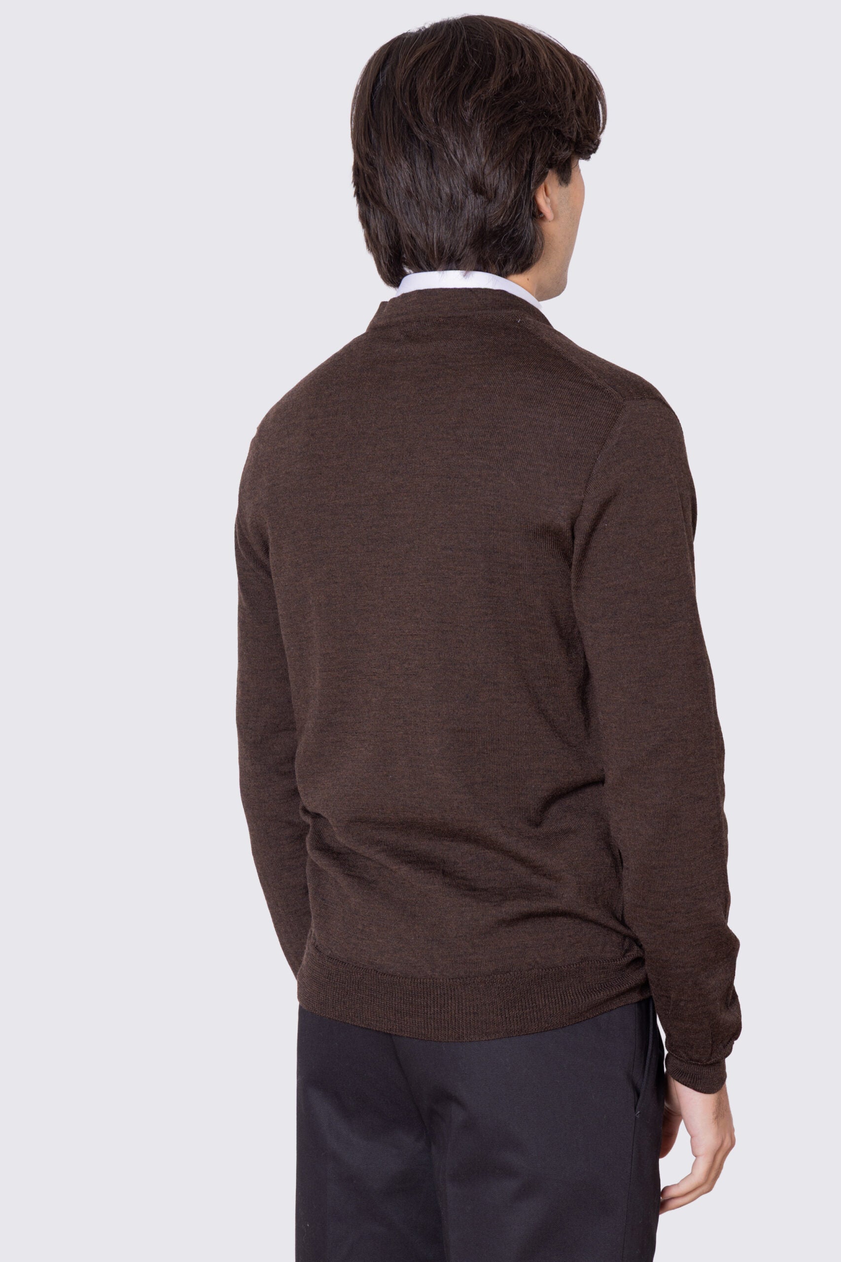 Cardigan marrone scollo a v in lana merinos 100% costruzione tubolare senza cuciture rifinito a mano tinta unita con elastici sulle maniche e sul fondo Finezza 12 .