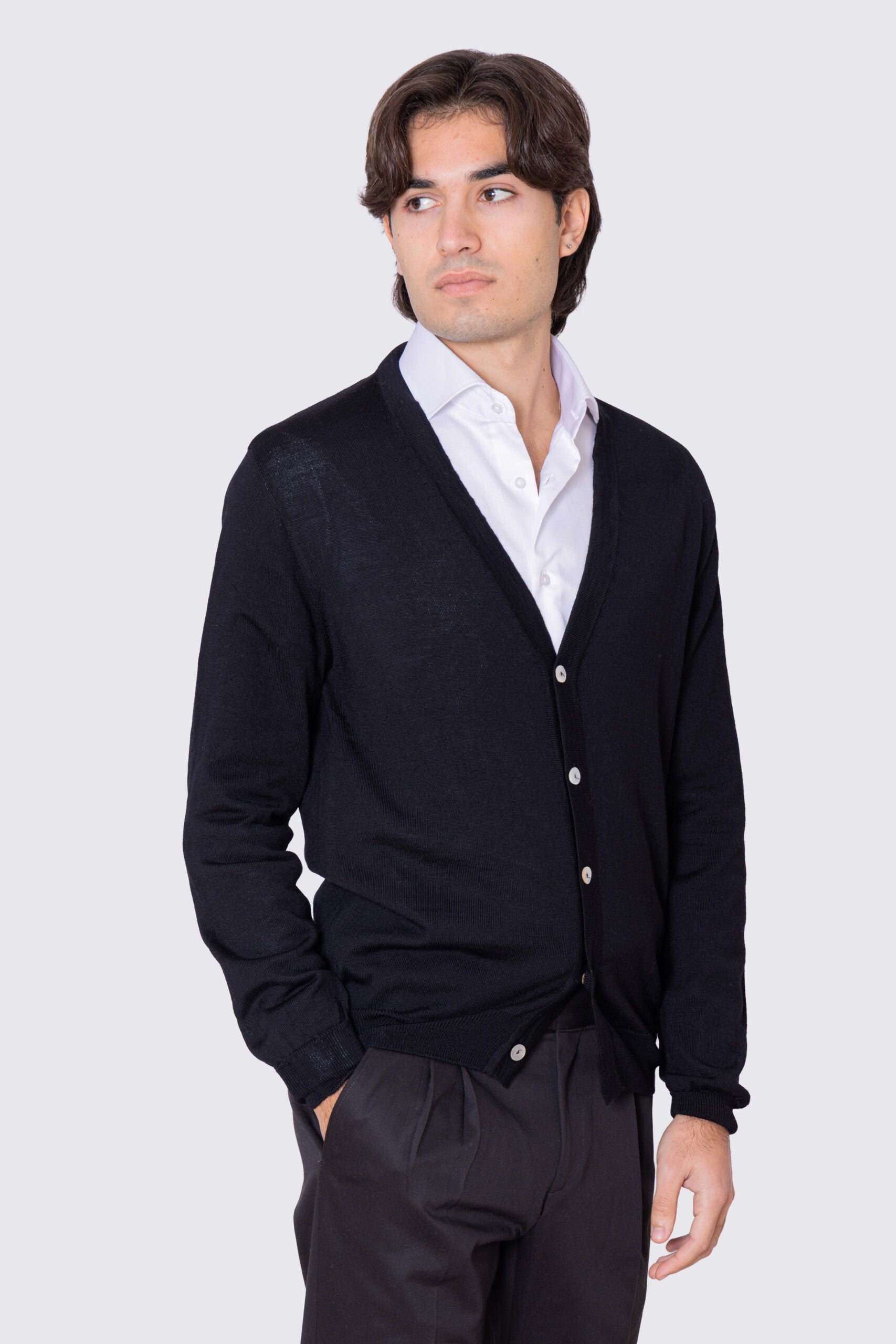 Cardigan Blu scollo a v in lana merinos 100% costruzione tubolare senza cuciture rifinito a mano tinta unita con elastici sulle maniche e sul fondo Finezza 12 .