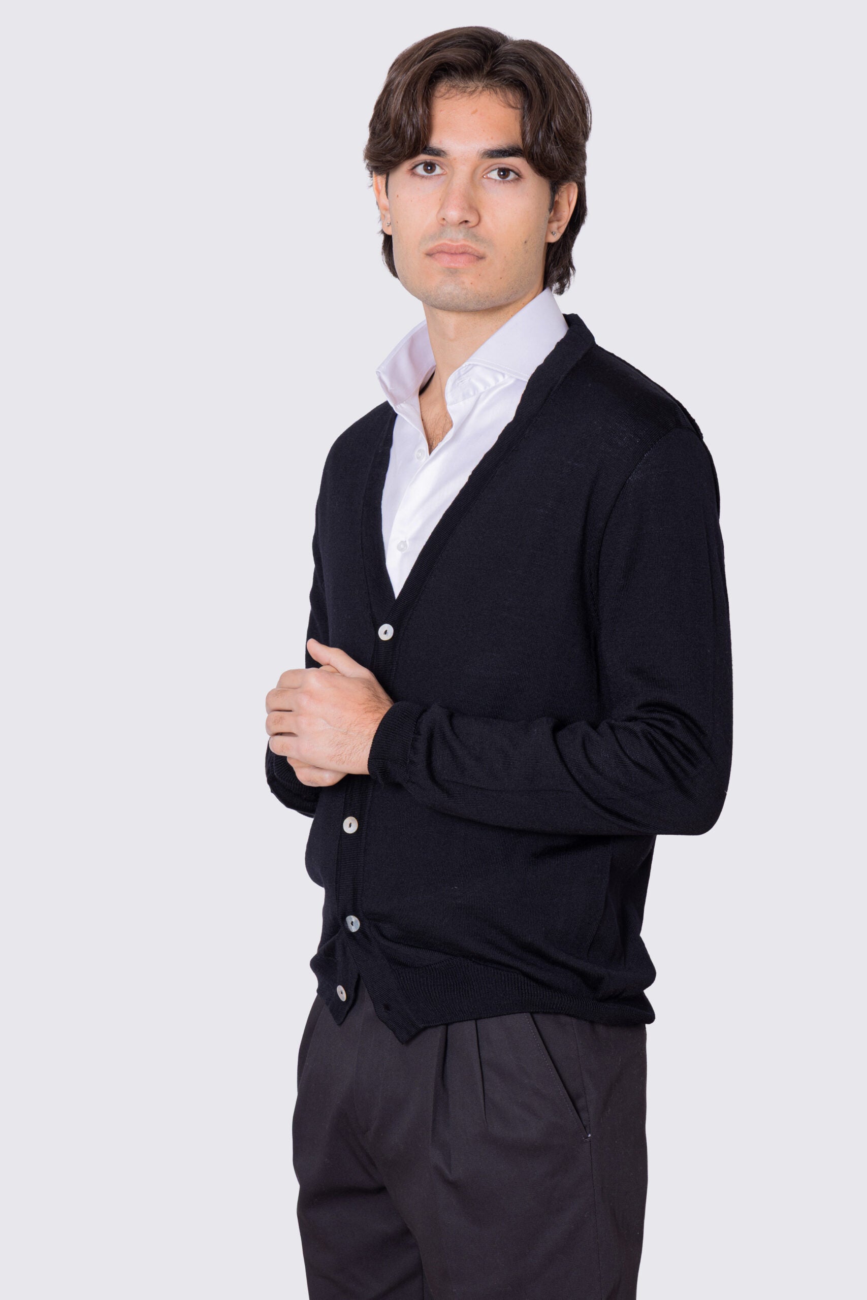 Cardigan Blu scollo a v in lana merinos 100% costruzione tubolare senza cuciture rifinito a mano tinta unita con elastici sulle maniche e sul fondo Finezza 12 .