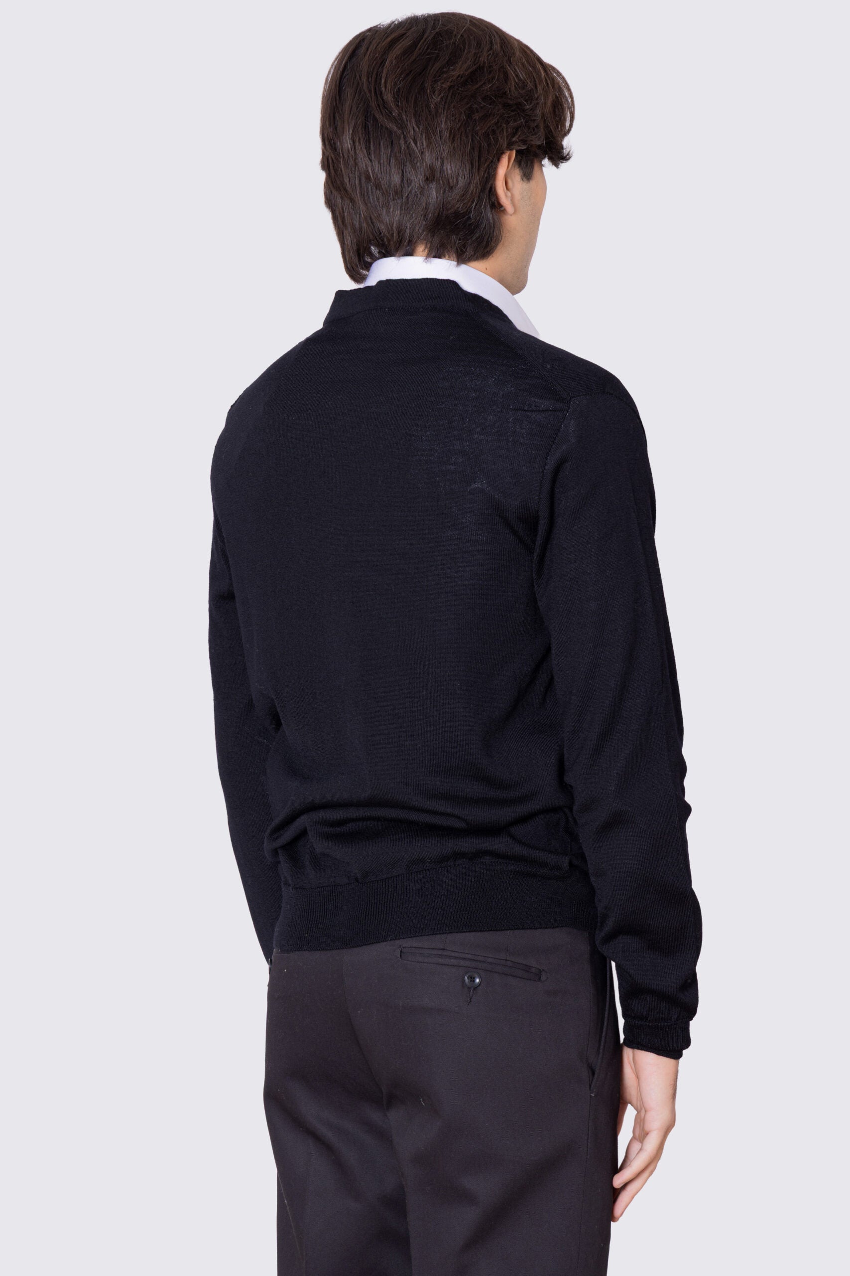 Cardigan Blu scollo a v in lana merinos 100% costruzione tubolare senza cuciture rifinito a mano tinta unita con elastici sulle maniche e sul fondo Finezza 12 .