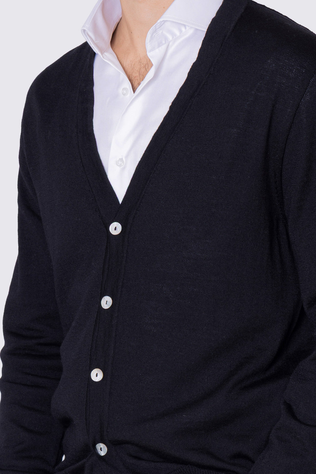 Cardigan Blu scollo a v in lana merinos 100% costruzione tubolare senza cuciture rifinito a mano tinta unita con elastici sulle maniche e sul fondo Finezza 12 .