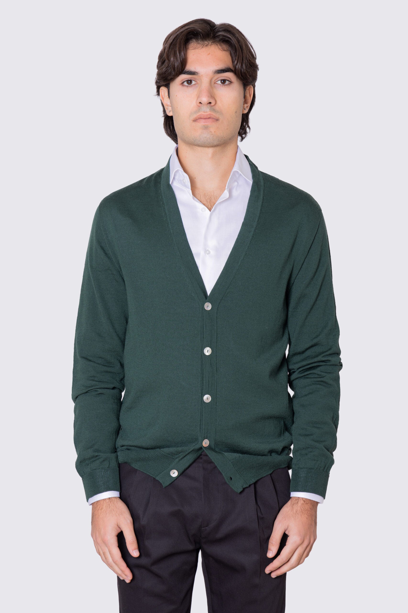 Cardigan Verde scollo a v in lana merinos 100% costruzione tubolare senza cuciture rifinito a mano tinta unita con elastici sulle maniche e sul fondo Finezza 12