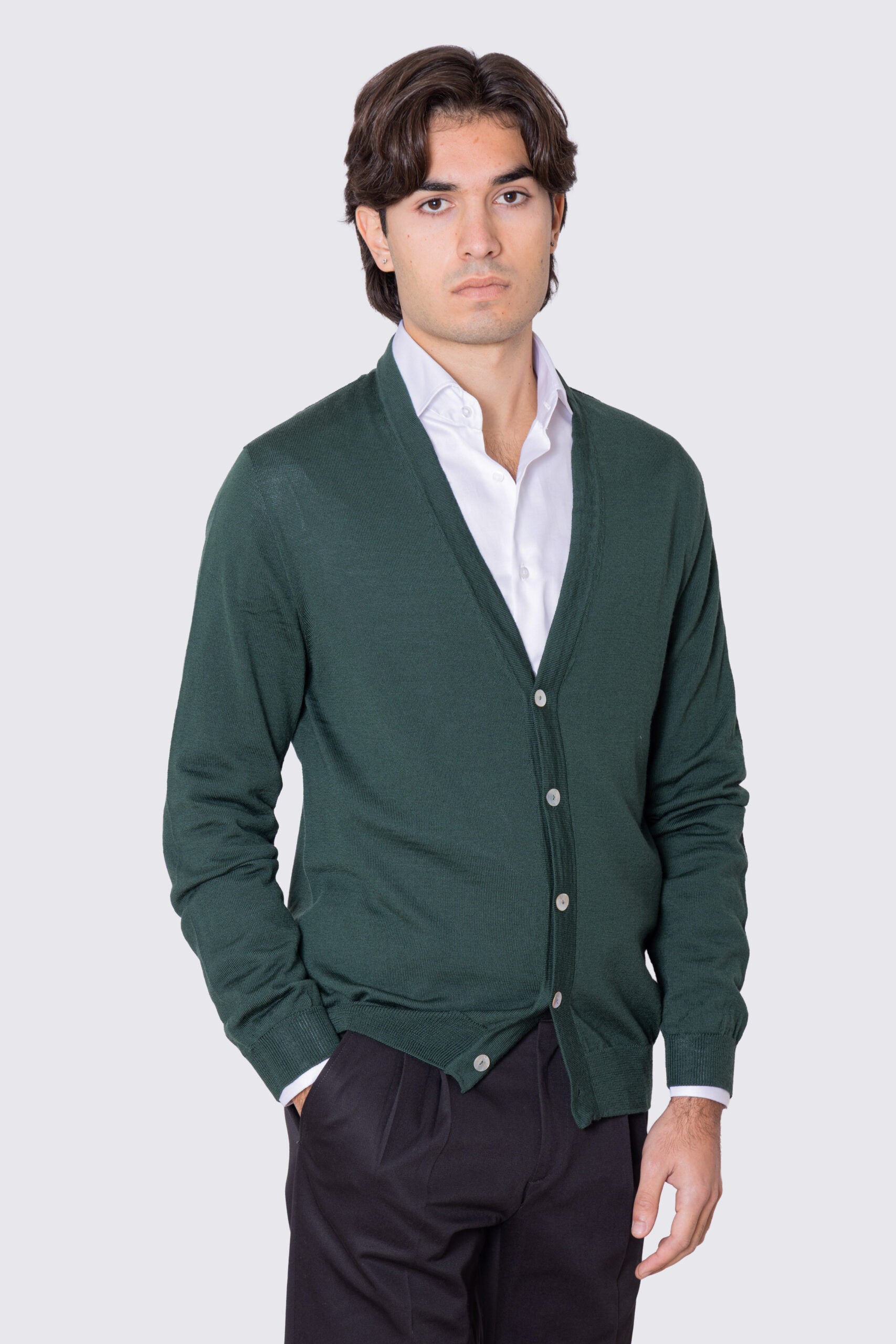 Cardigan Verde scollo a v in lana merinos 100% costruzione tubolare senza cuciture rifinito a mano tinta unita con elastici sulle maniche e sul fondo Finezza 12