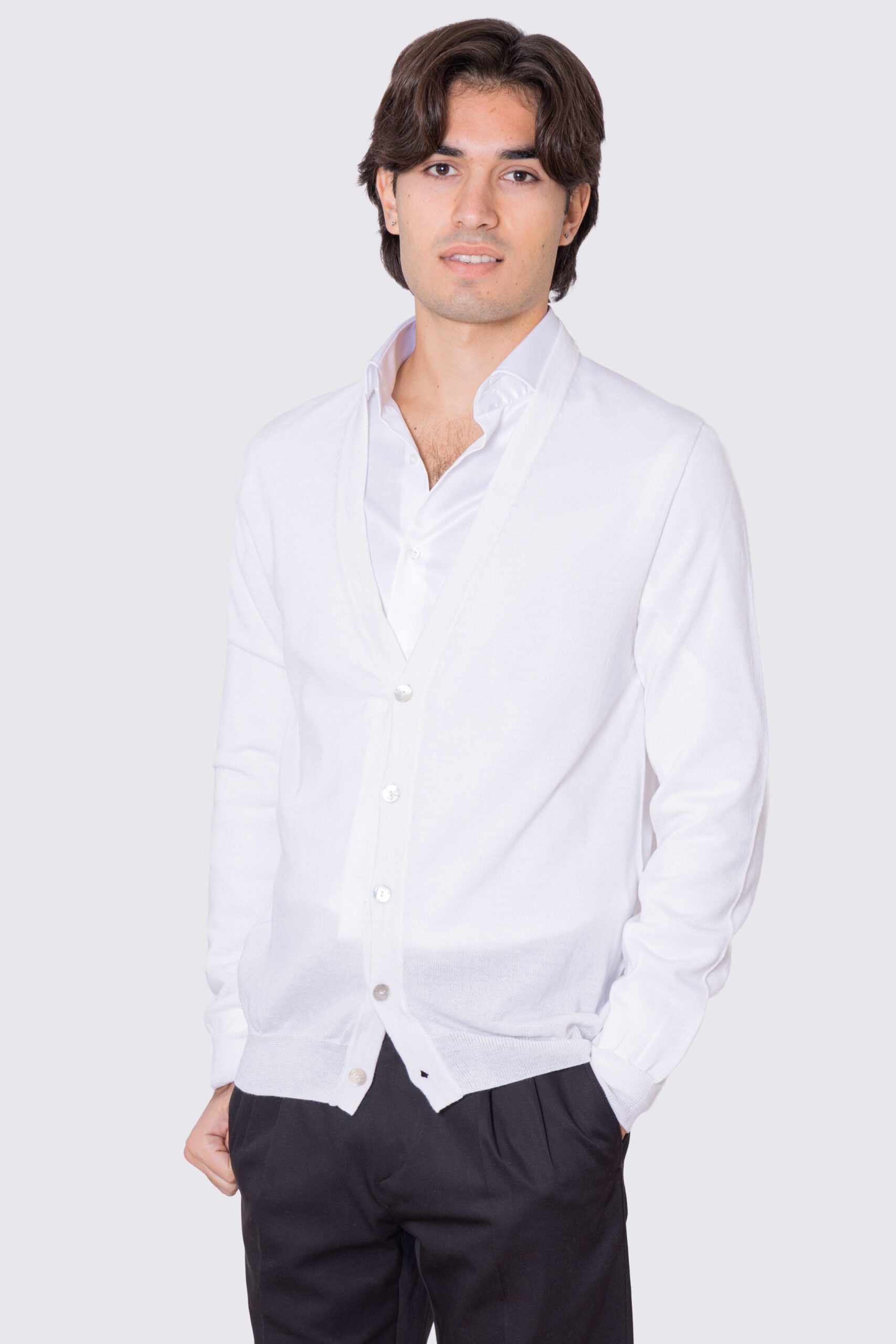 Cardigan Bianco scollo a v in lana merinos 100% costruzione tubolare senza cuciture rifinito a mano tinta unita con elastici sulle maniche e sul fondo Finezza 12 .