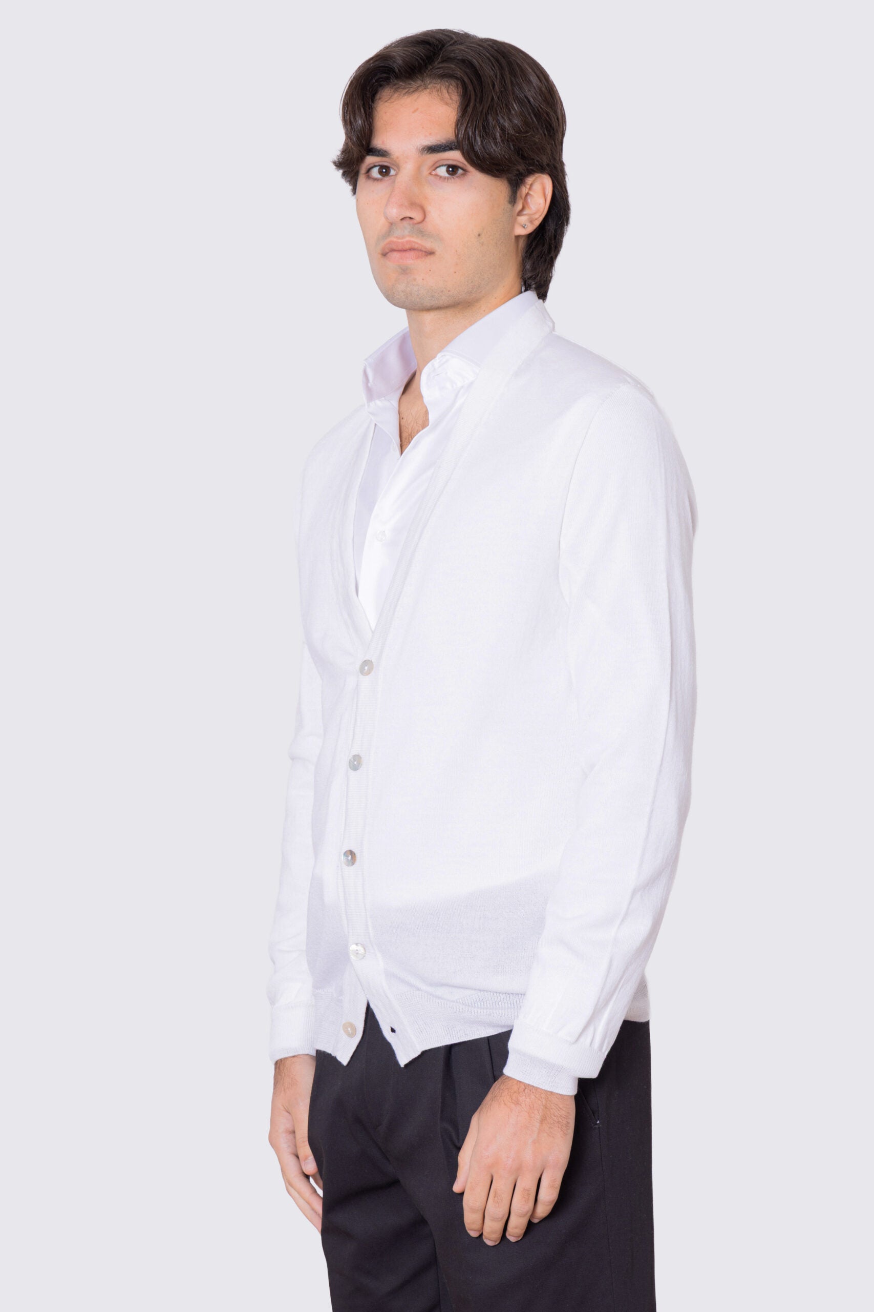 Cardigan Bianco scollo a v in lana merinos 100% costruzione tubolare senza cuciture rifinito a mano tinta unita con elastici sulle maniche e sul fondo Finezza 12 .