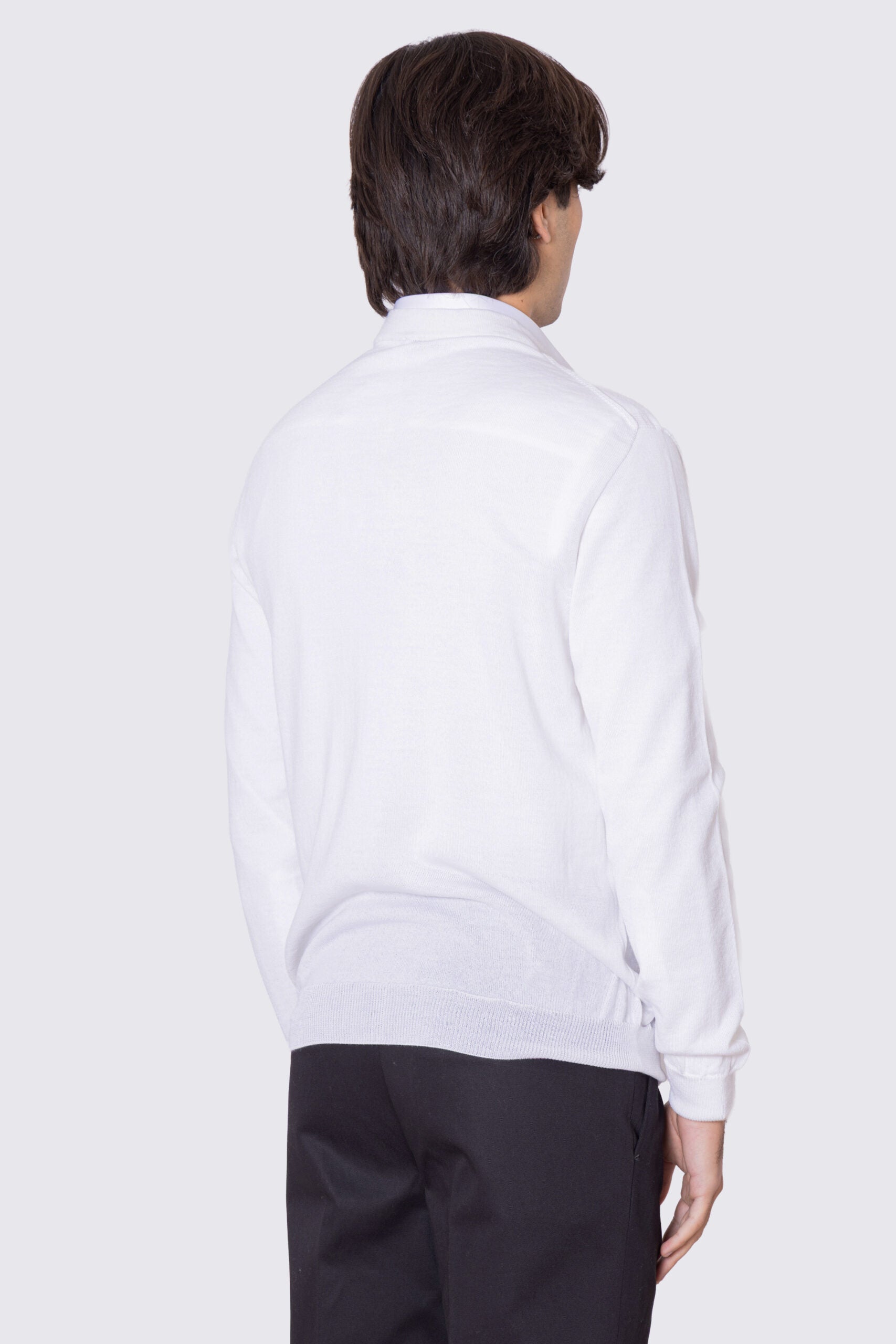 Cardigan Bianco scollo a v in lana merinos 100% costruzione tubolare senza cuciture rifinito a mano tinta unita con elastici sulle maniche e sul fondo Finezza 12 .