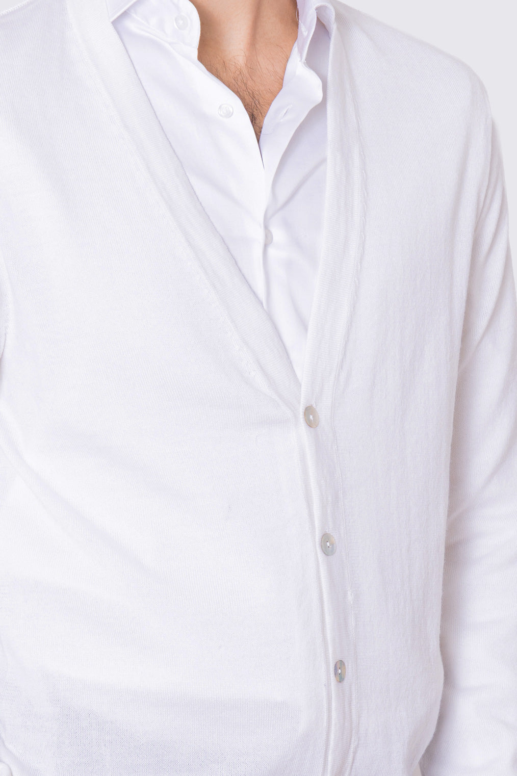 Cardigan Bianco scollo a v in lana merinos 100% costruzione tubolare senza cuciture rifinito a mano tinta unita con elastici sulle maniche e sul fondo Finezza 12 .