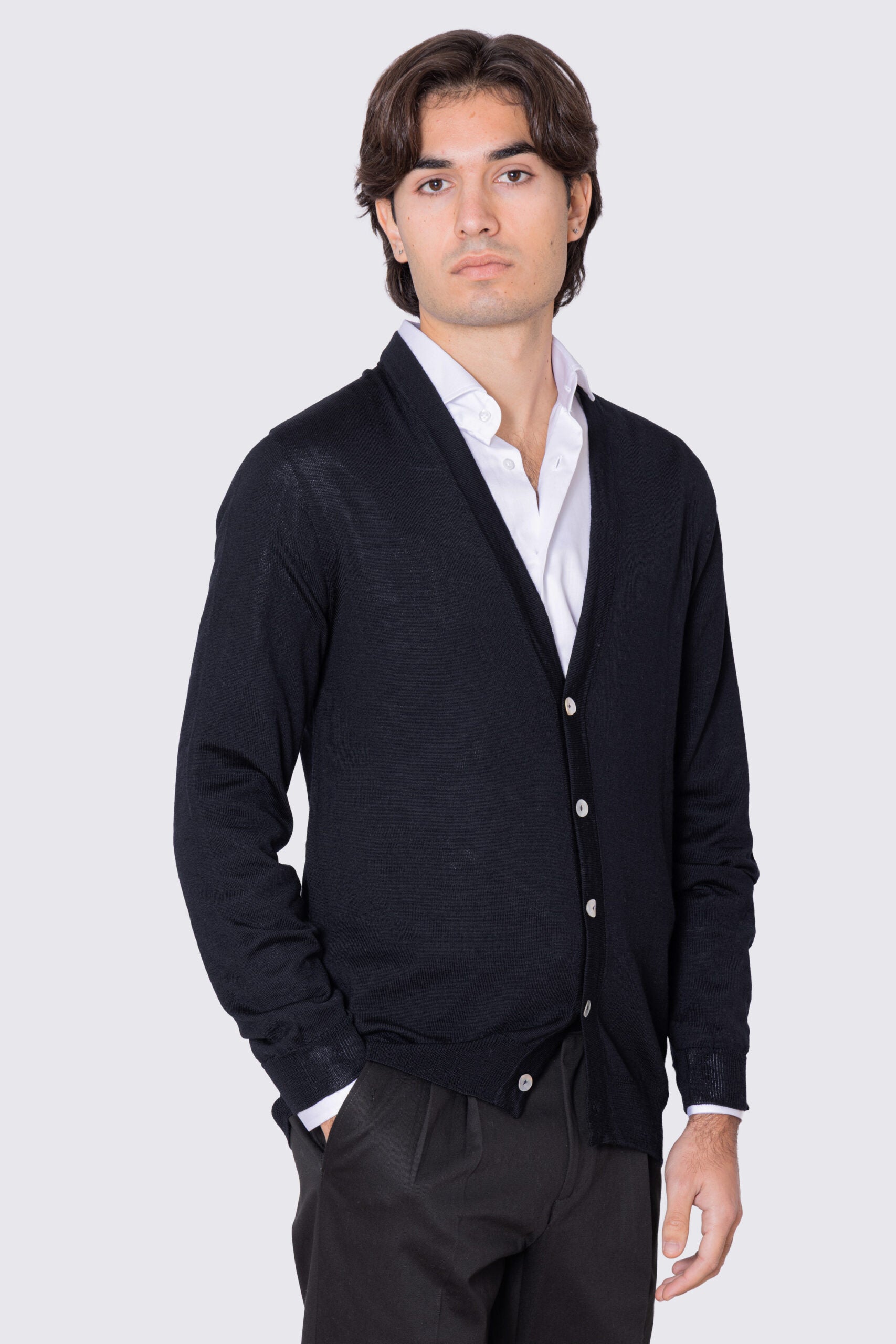 Cardigan Nero scollo a v in lana merinos 100% costruzione tubolare senza cuciture rifinito a mano tinta unita con elastici sulle maniche e sul fondo Finezza 12 .