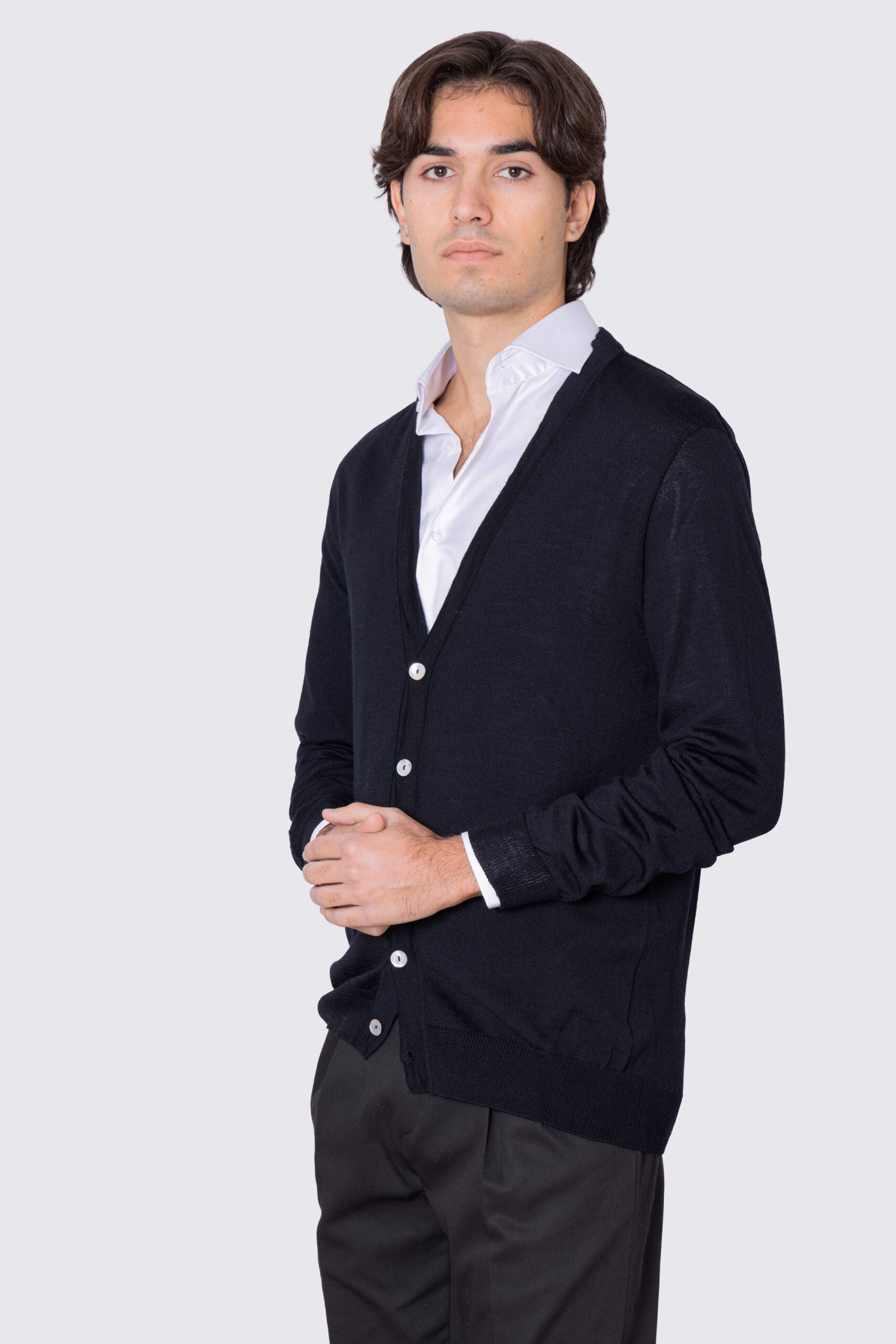 Cardigan Nero scollo a v in lana merinos 100% costruzione tubolare senza cuciture rifinito a mano tinta unita con elastici sulle maniche e sul fondo Finezza 12 .