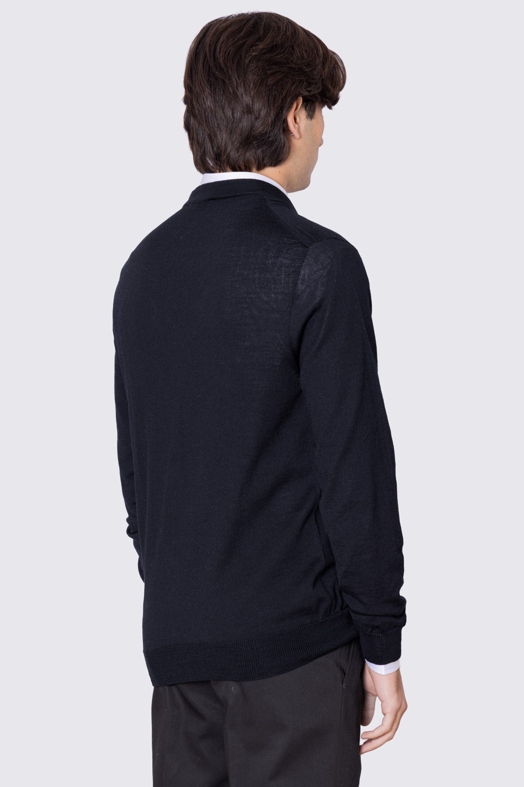Cardigan Nero scollo a v in lana merinos 100% costruzione tubolare senza cuciture rifinito a mano tinta unita con elastici sulle maniche e sul fondo Finezza 12 .