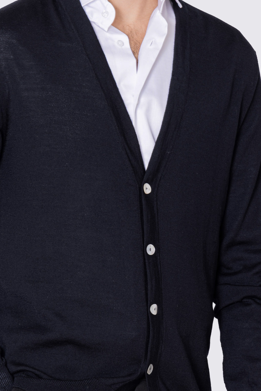 Cardigan Nero scollo a v in lana merinos 100% costruzione tubolare senza cuciture rifinito a mano tinta unita con elastici sulle maniche e sul fondo Finezza 12 .