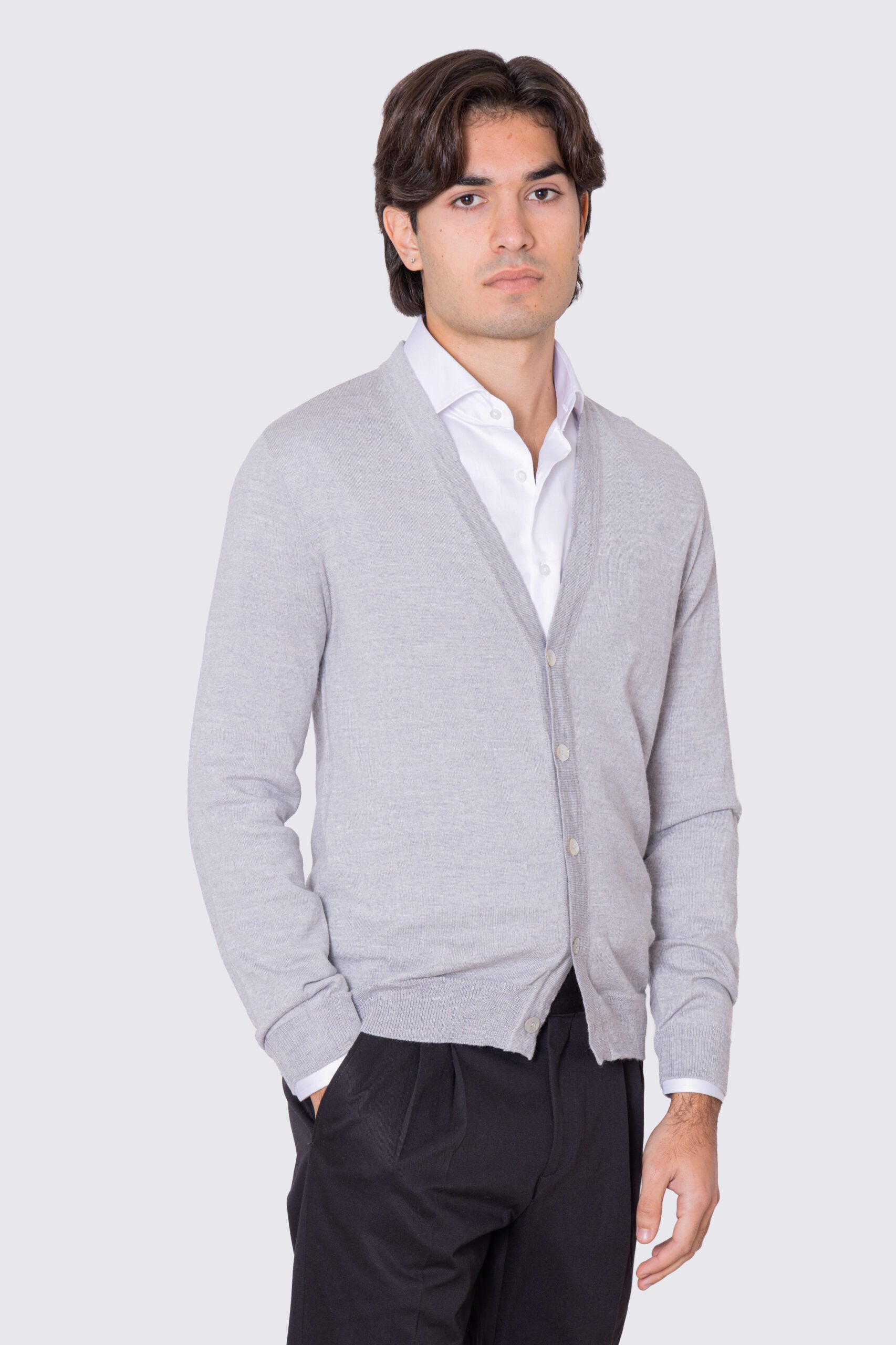 Cardigan Grigio scollo a v in lana merinos 100% costruzione tubolare senza cuciture rifinito a mano tinta unita con elastici sulle maniche e sul fondo Finezza 12
