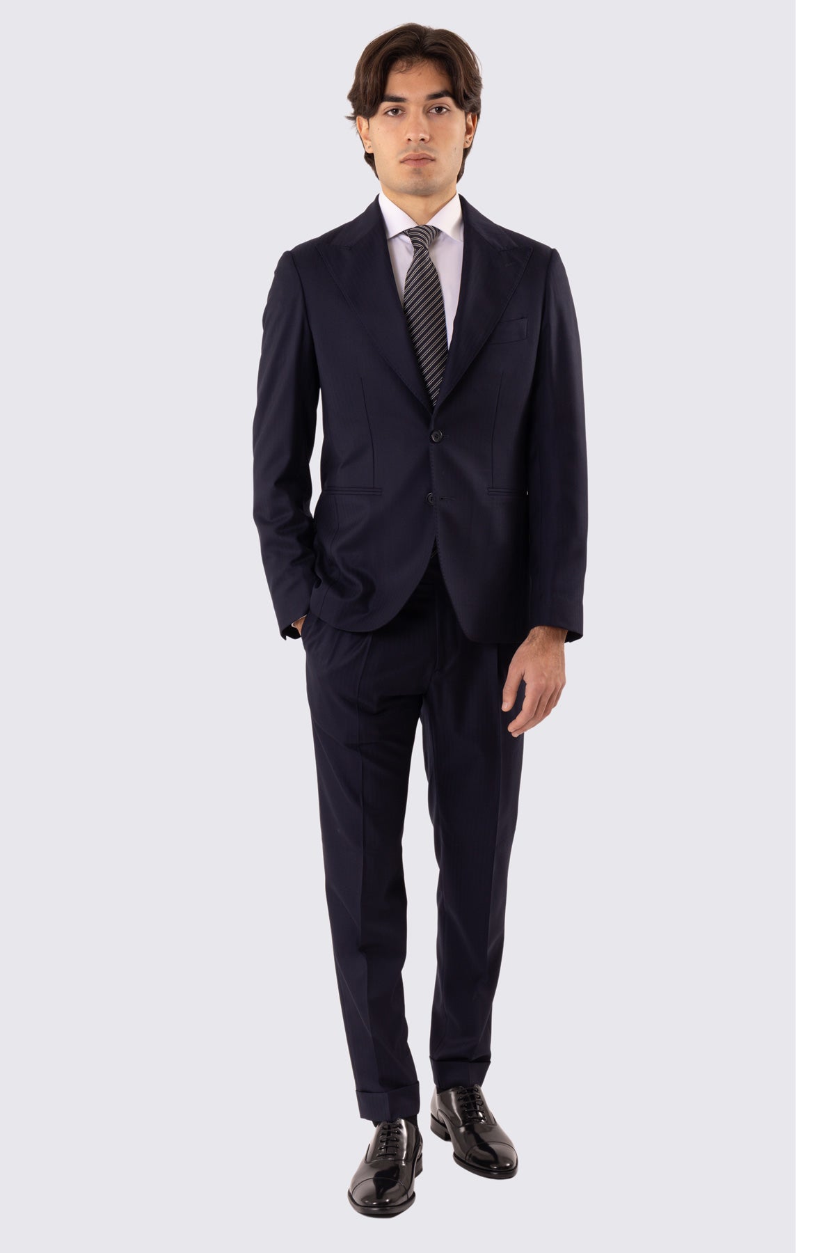 Abito uomo Monopetto Blu spigato fresco lana super 150's Tessuti in esclusiva Sartoria Carillo completamente sfoderato con Rever a lancia e tasche a filetto