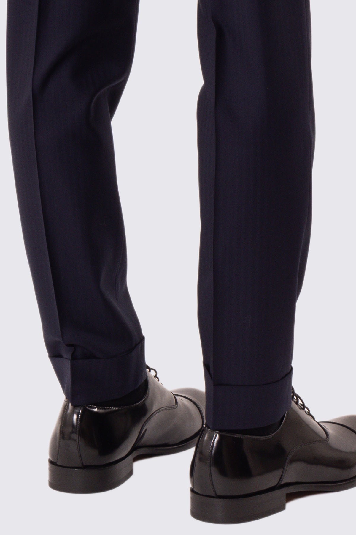 Abito uomo Monopetto Blu spigato fresco lana super 150's Tessuti in esclusiva Sartoria Carillo completamente sfoderato con Rever a lancia e tasche a filetto
