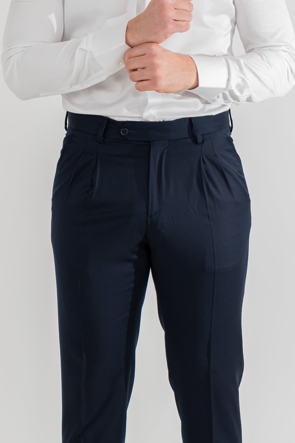 Pantalone blu navy con passanti uomo  in fresco lana super 110's Tessuti in esclusiva Sartoria Carillo  vita alta doppia pinces e risvolto 5cm