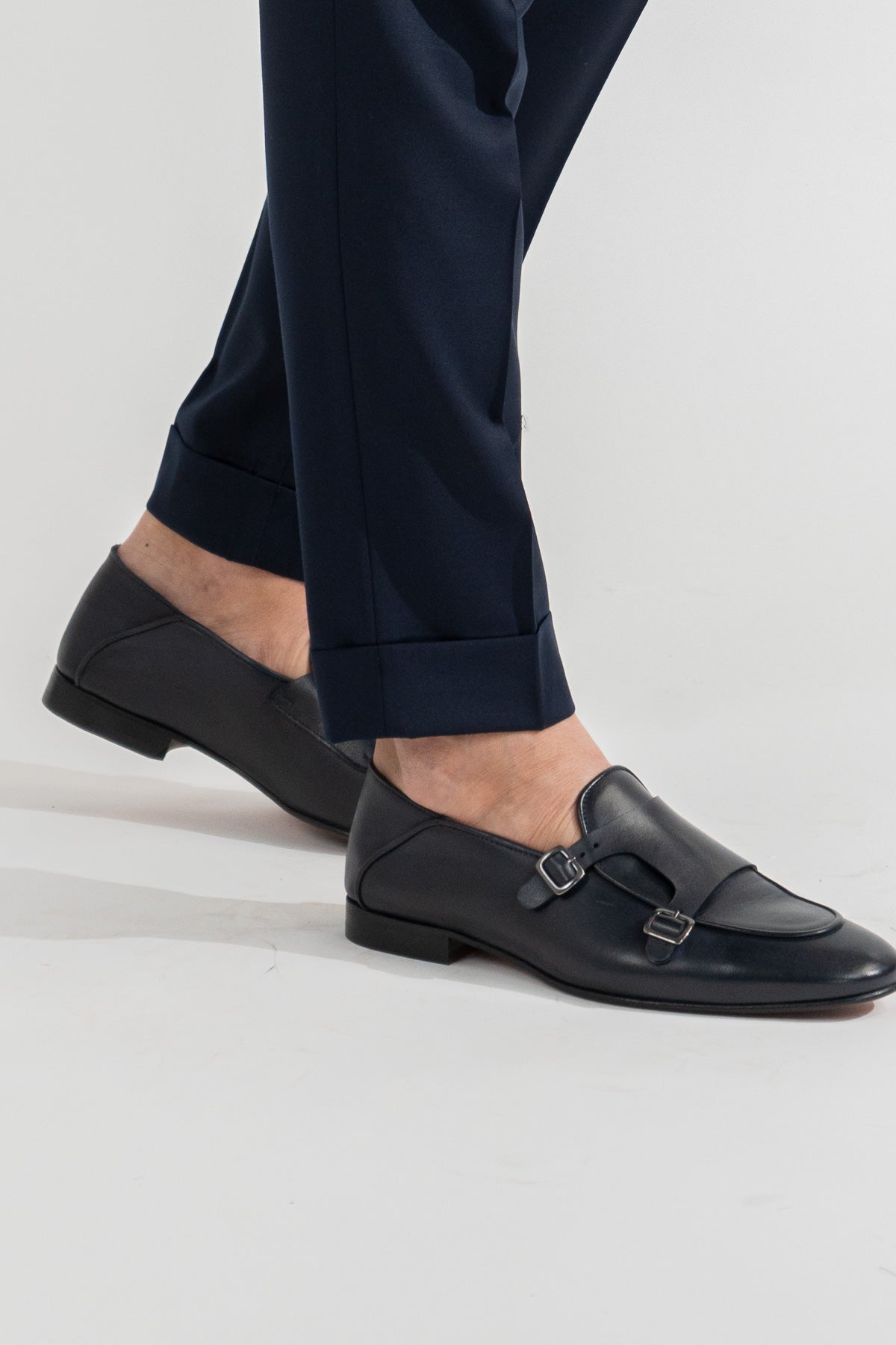 Pantalone blu navy con passanti uomo  in fresco lana super 110's Tessuti in esclusiva Sartoria Carillo  vita alta doppia pinces e risvolto 5cm