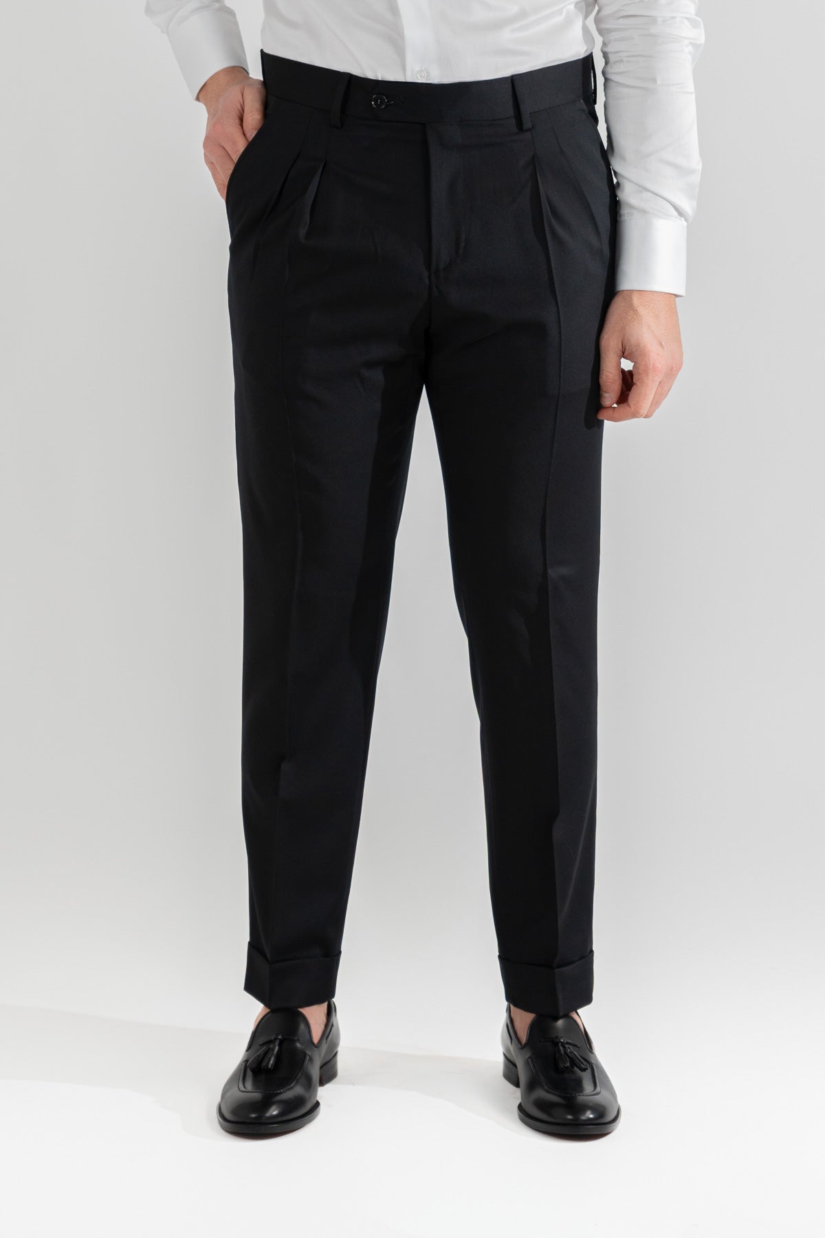 Pantalone nero con passanti in vita alta doppia pinces e risvolto 5cm, uomo  in fresco lana super 110's Tessuti in esclusiva Sartoria Carillo