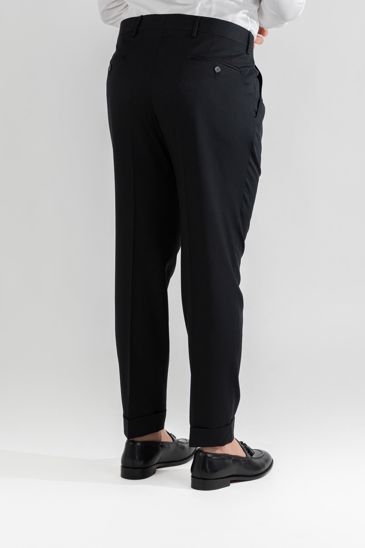 Pantalone nero con passanti in vita alta doppia pinces e risvolto 5cm, uomo  in fresco lana super 110's Tessuti in esclusiva Sartoria Carillo