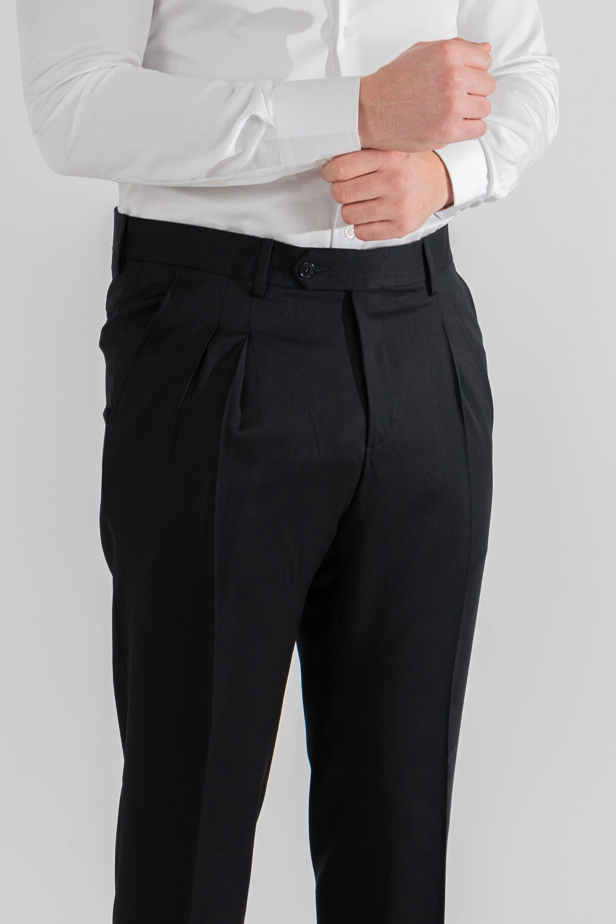 Pantalone nero con passanti in vita alta doppia pinces e risvolto 5cm, uomo  in fresco lana super 110's Tessuti in esclusiva Sartoria Carillo