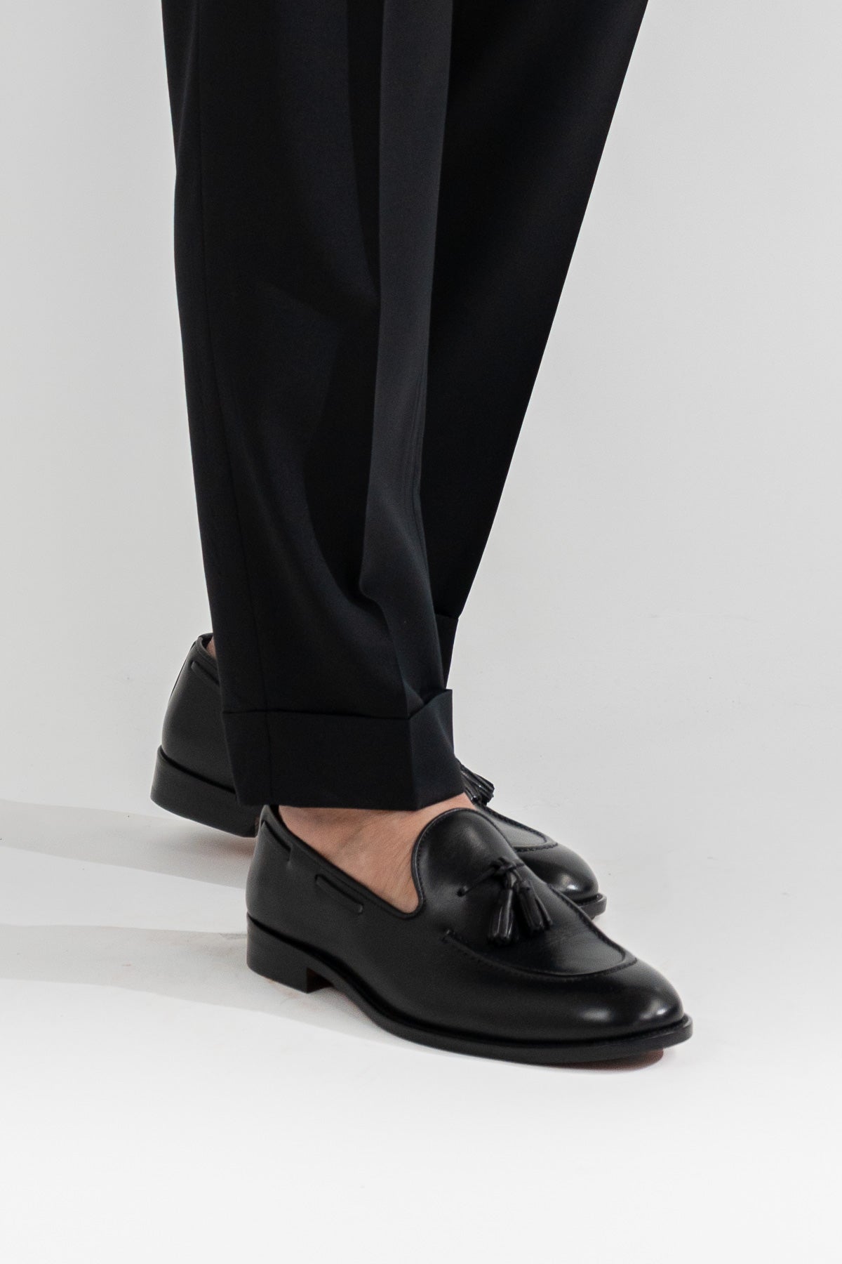 Pantalone nero con passanti in vita alta doppia pinces e risvolto 5cm, uomo  in fresco lana super 110's Tessuti in esclusiva Sartoria Carillo