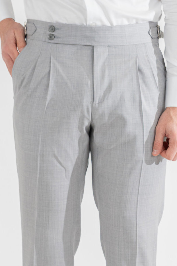 Pantalone grigio chiaro con fibbie laterali vita alta doppia pinces e risvolto 5cm, da uomo in fresco lana super 110's Tessuti in esclusiva Sartoria Carillo