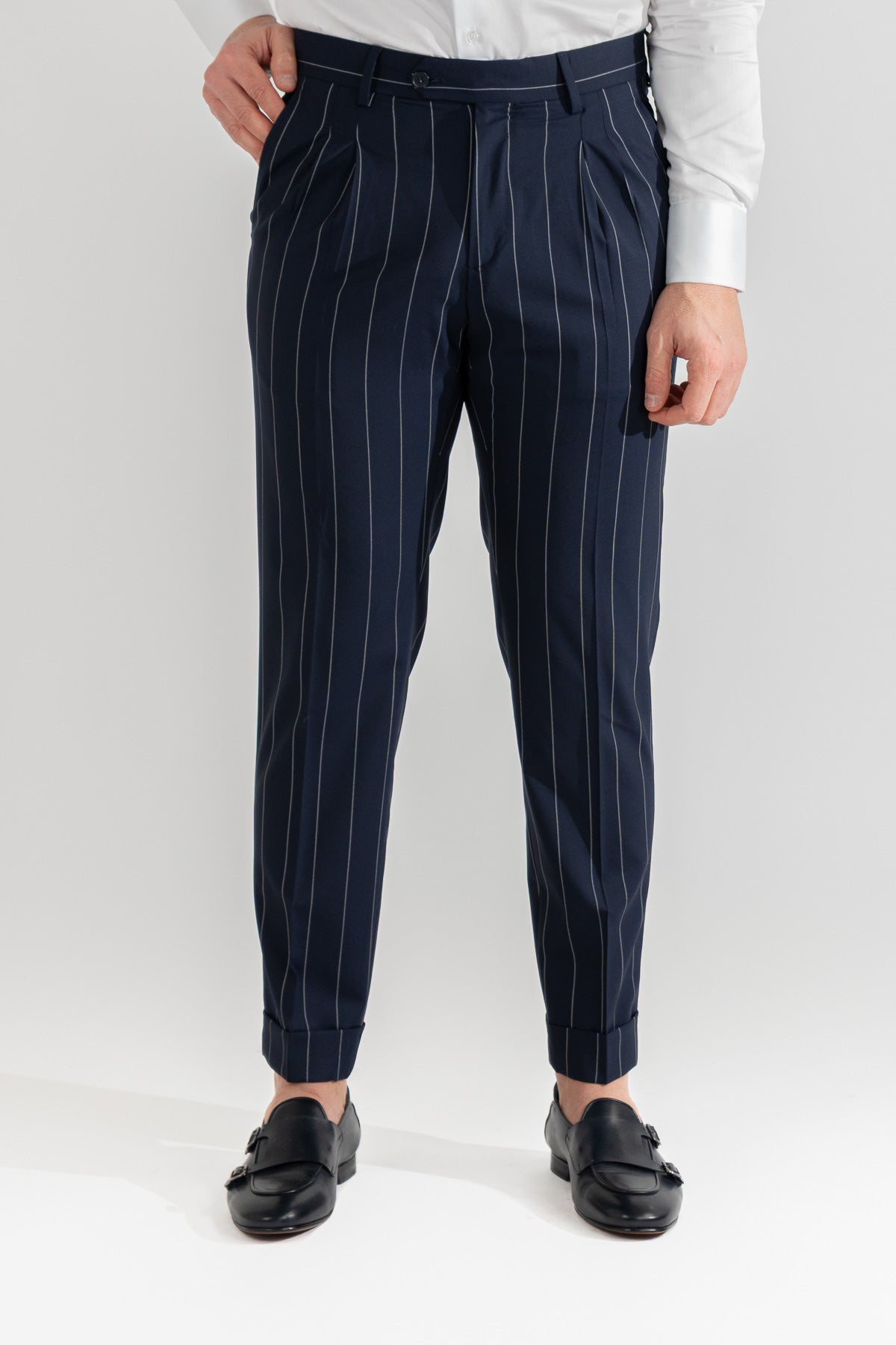 Pantalone con passanti in vita alta doppia pinces e risvolto 5cm, fondo blu gessato bianco uomo  in fresco lana super 110's Tessuti in esclusiva Sartoria Carillo