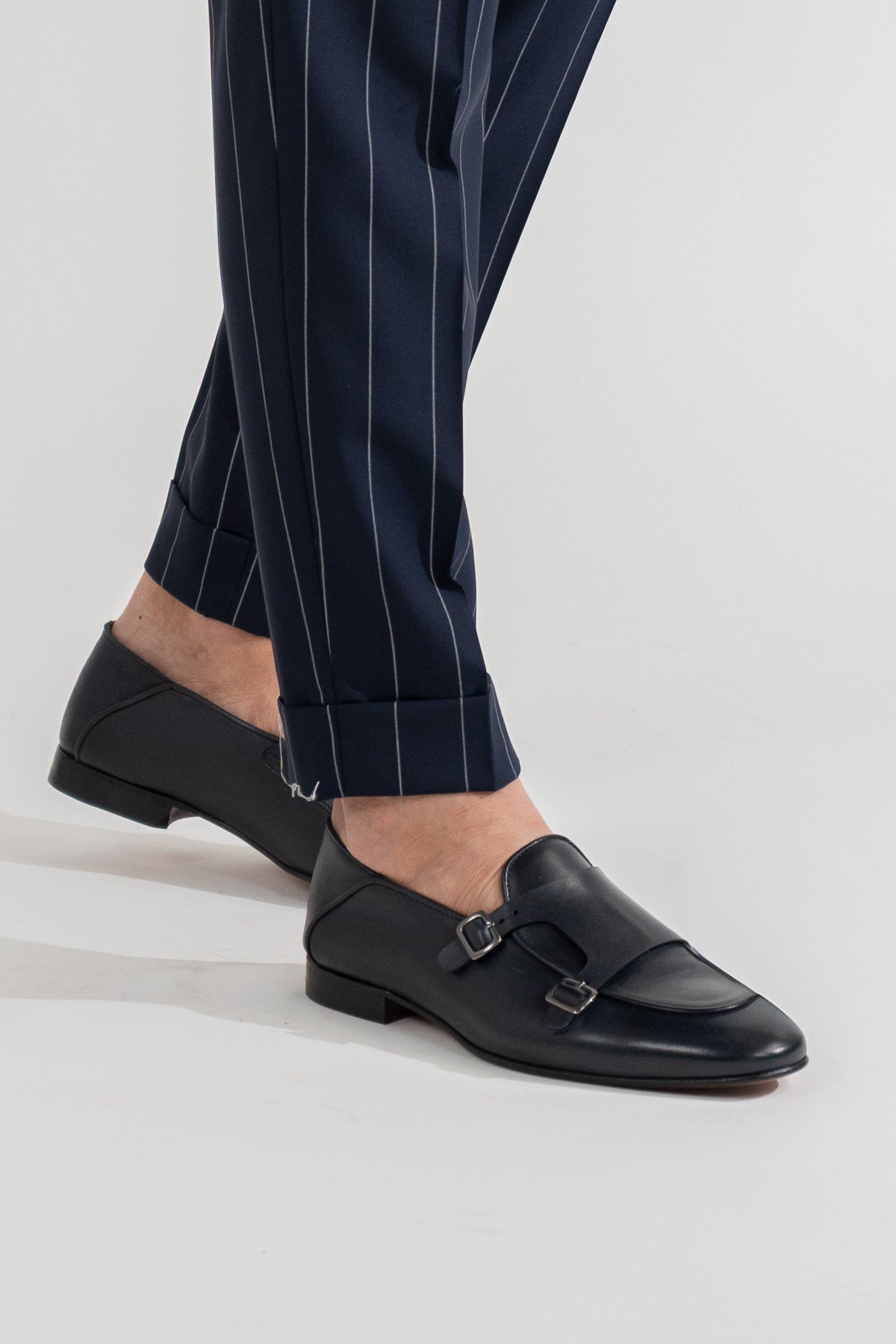Pantalone con passanti in vita alta doppia pinces e risvolto 5cm, fondo blu gessato bianco uomo  in fresco lana super 110's Tessuti in esclusiva Sartoria Carillo
