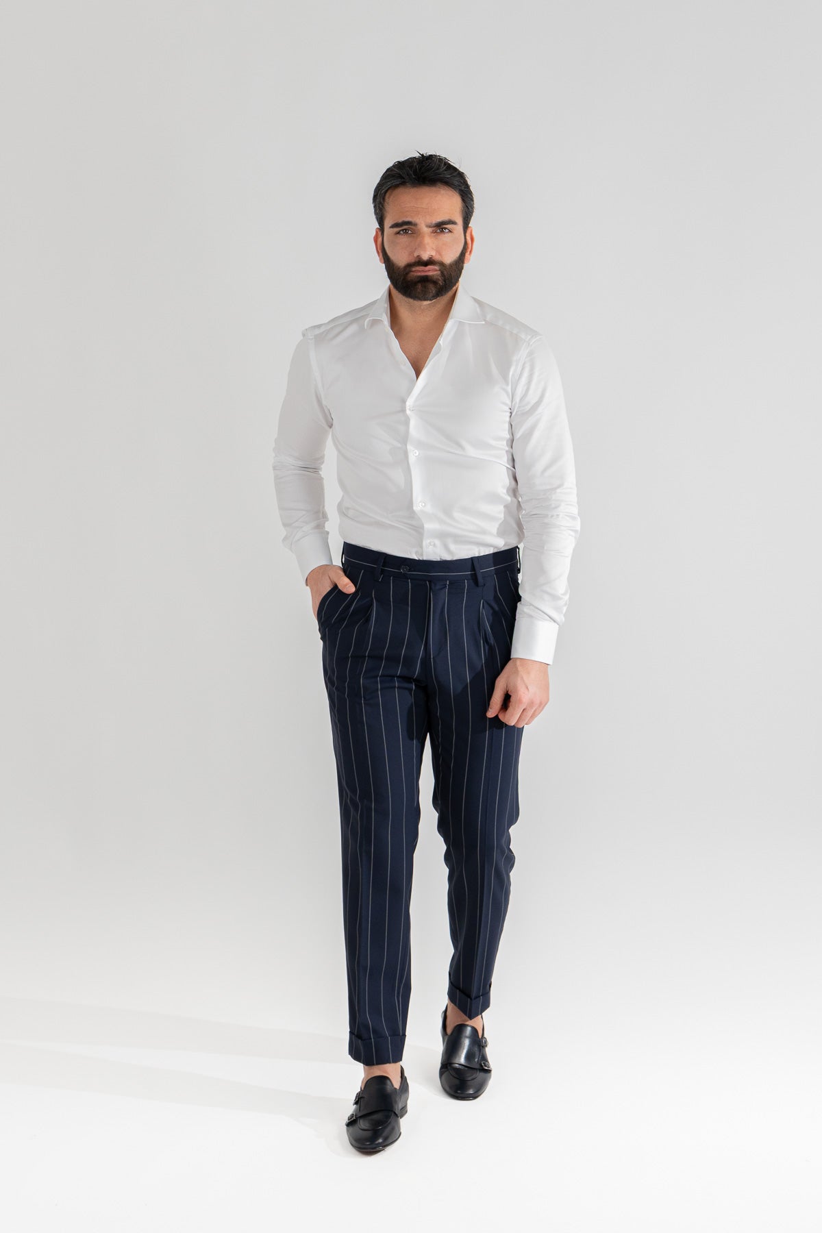 Pantalone con passanti in vita alta doppia pinces e risvolto 5cm, fondo blu gessato bianco uomo  in fresco lana super 110's Tessuti in esclusiva Sartoria Carillo