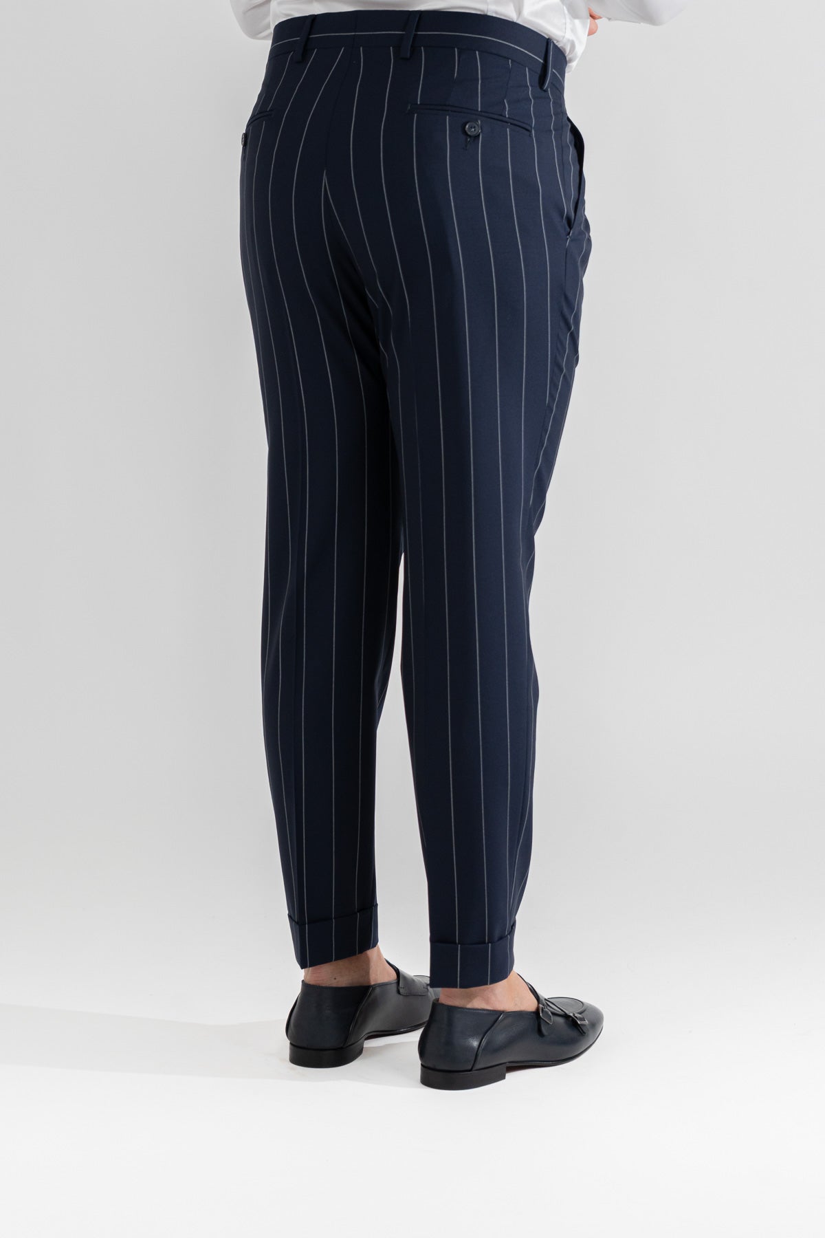 Pantalone con passanti in vita alta doppia pinces e risvolto 5cm, fondo blu gessato bianco uomo  in fresco lana super 110's Tessuti in esclusiva Sartoria Carillo