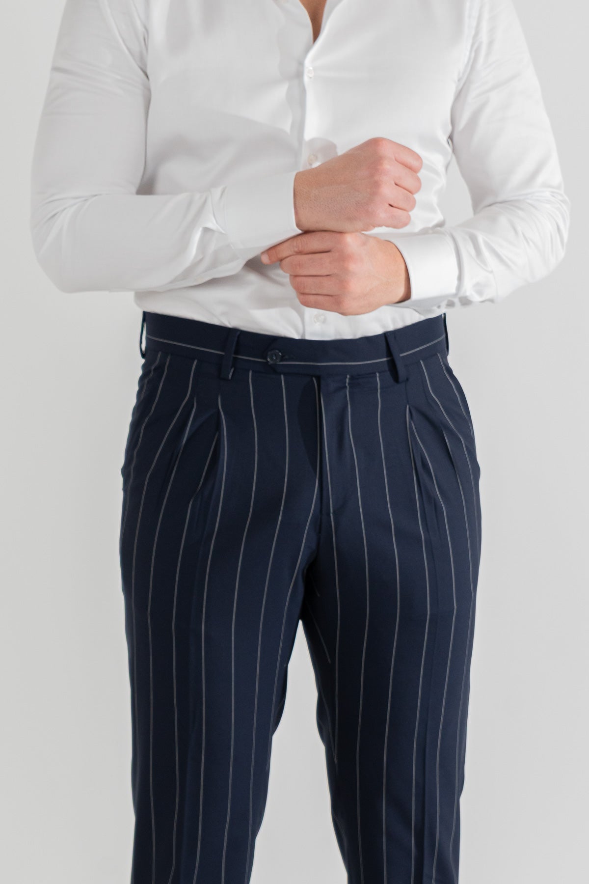 Pantalone con passanti in vita alta doppia pinces e risvolto 5cm, fondo blu gessato bianco uomo  in fresco lana super 110's Tessuti in esclusiva Sartoria Carillo
