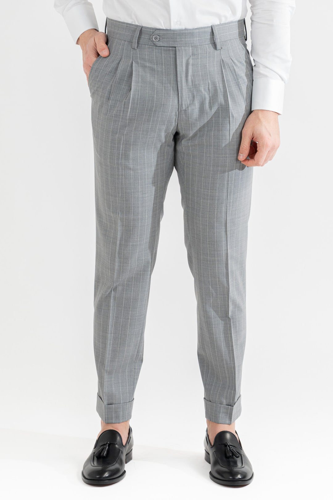 Pantalone con passanti in vita alta doppia pinces e risvolto 5cm, fondo grigio gessato bianco uomo  in fresco lana super 110's Tessuti in esclusiva Sartoria Carillo