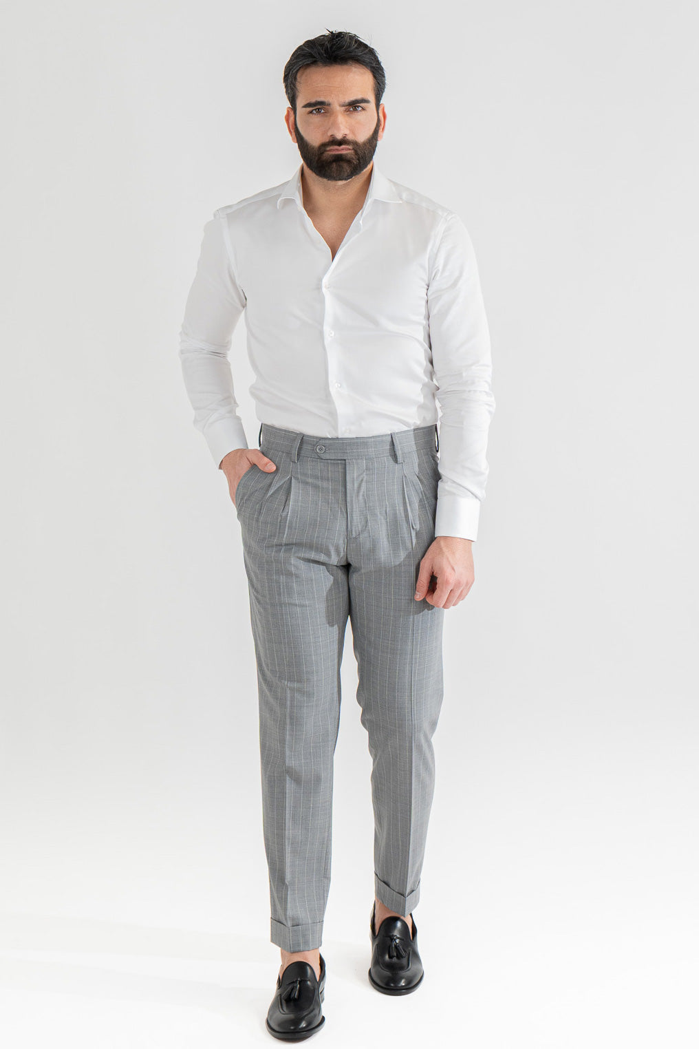 Pantalone con passanti in vita alta doppia pinces e risvolto 5cm, fondo grigio gessato bianco uomo  in fresco lana super 110's Tessuti in esclusiva Sartoria Carillo