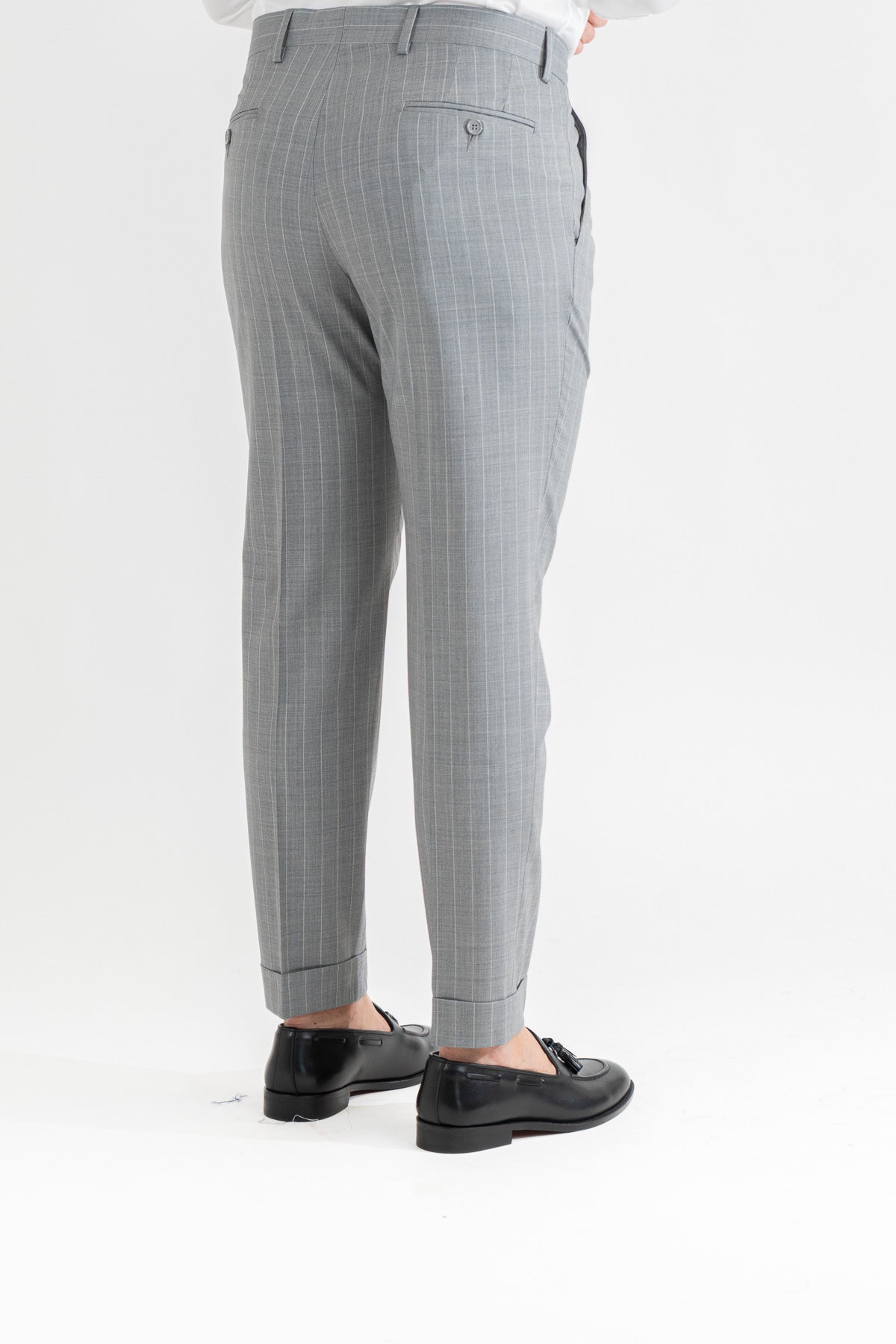 Pantalone con passanti in vita alta doppia pinces e risvolto 5cm, fondo grigio gessato bianco uomo  in fresco lana super 110's Tessuti in esclusiva Sartoria Carillo