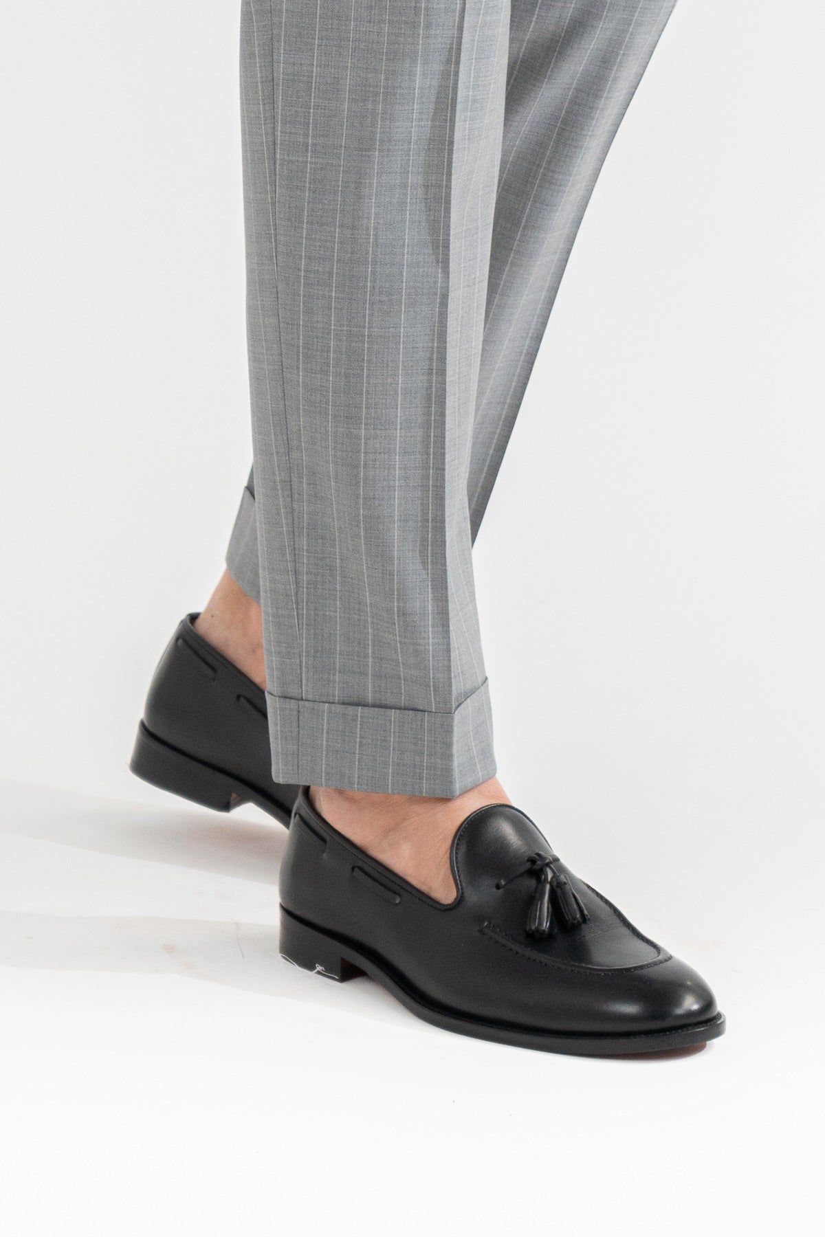 Pantalone con passanti in vita alta doppia pinces e risvolto 5cm, fondo grigio gessato bianco uomo  in fresco lana super 110's Tessuti in esclusiva Sartoria Carillo