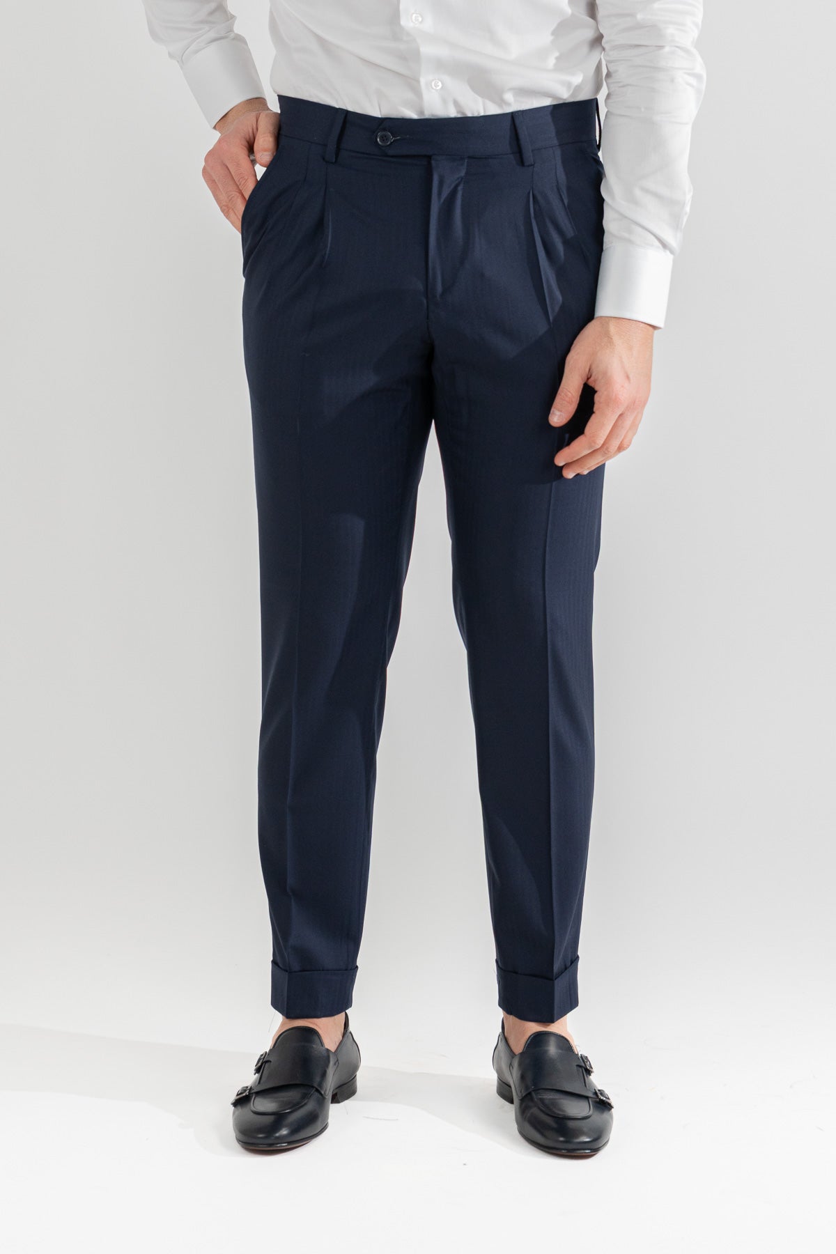 Pantalone spigato blu con passanti in vita alta doppia pinces e risvolto 5cm, uomo  in fresco lana super 150's Tessuti in esclusiva Sartoria Carillo