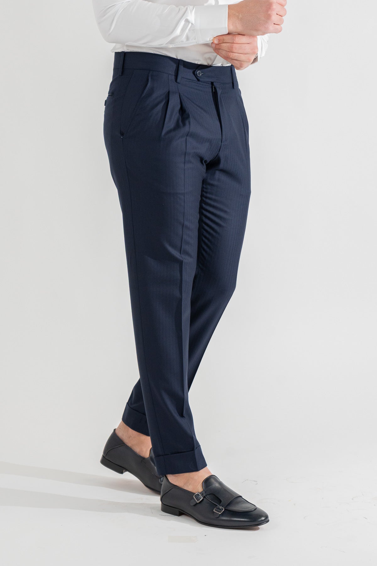 Pantalone spigato blu con passanti in vita alta doppia pinces e risvolto 5cm, uomo  in fresco lana super 150's Tessuti in esclusiva Sartoria Carillo