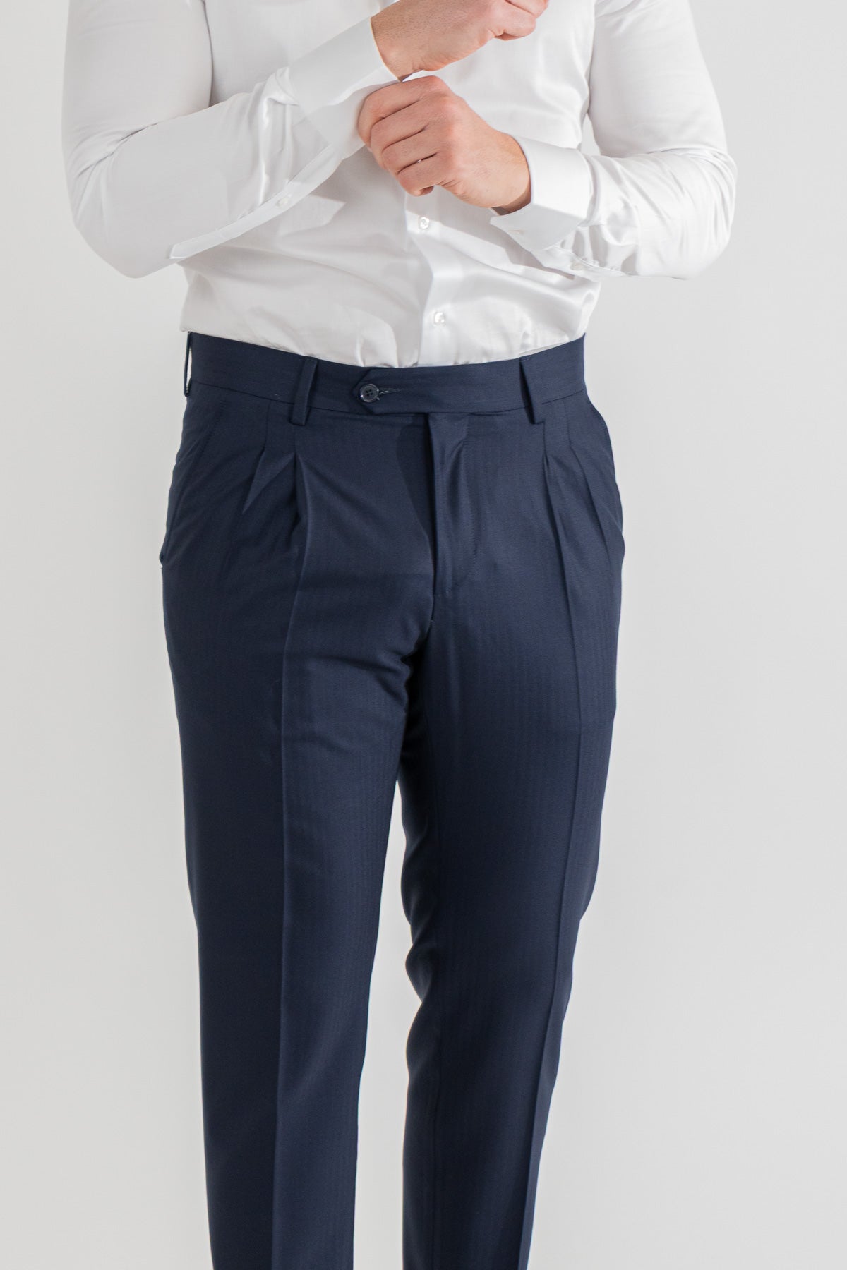 Pantalone spigato blu con passanti in vita alta doppia pinces e risvolto 5cm, uomo  in fresco lana super 150's Tessuti in esclusiva Sartoria Carillo