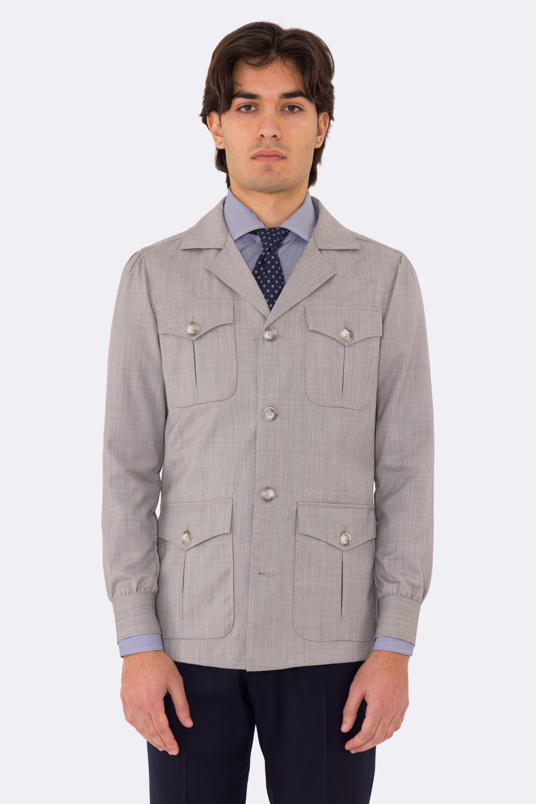 Sahariana grigio chiaro fresco lana Sartoria Carillo tessuti super 110's con tasche a toppa con pattina e soffietto e polso camicia
