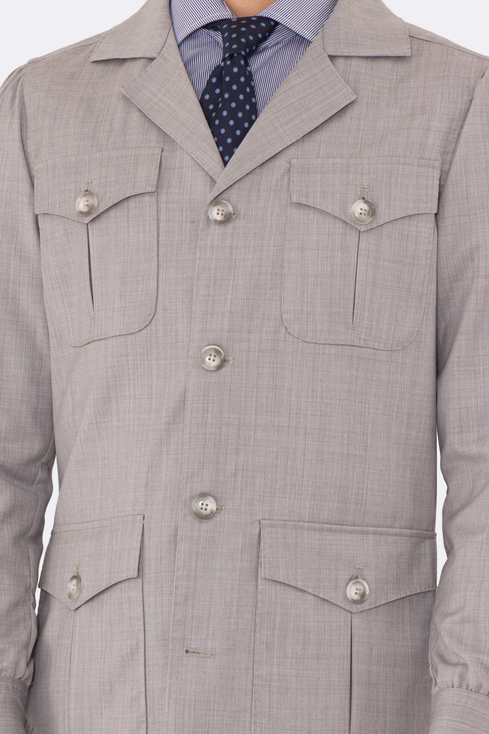 Sahariana grigio chiaro fresco lana Sartoria Carillo tessuti super 110's con tasche a toppa con pattina e soffietto e polso camicia